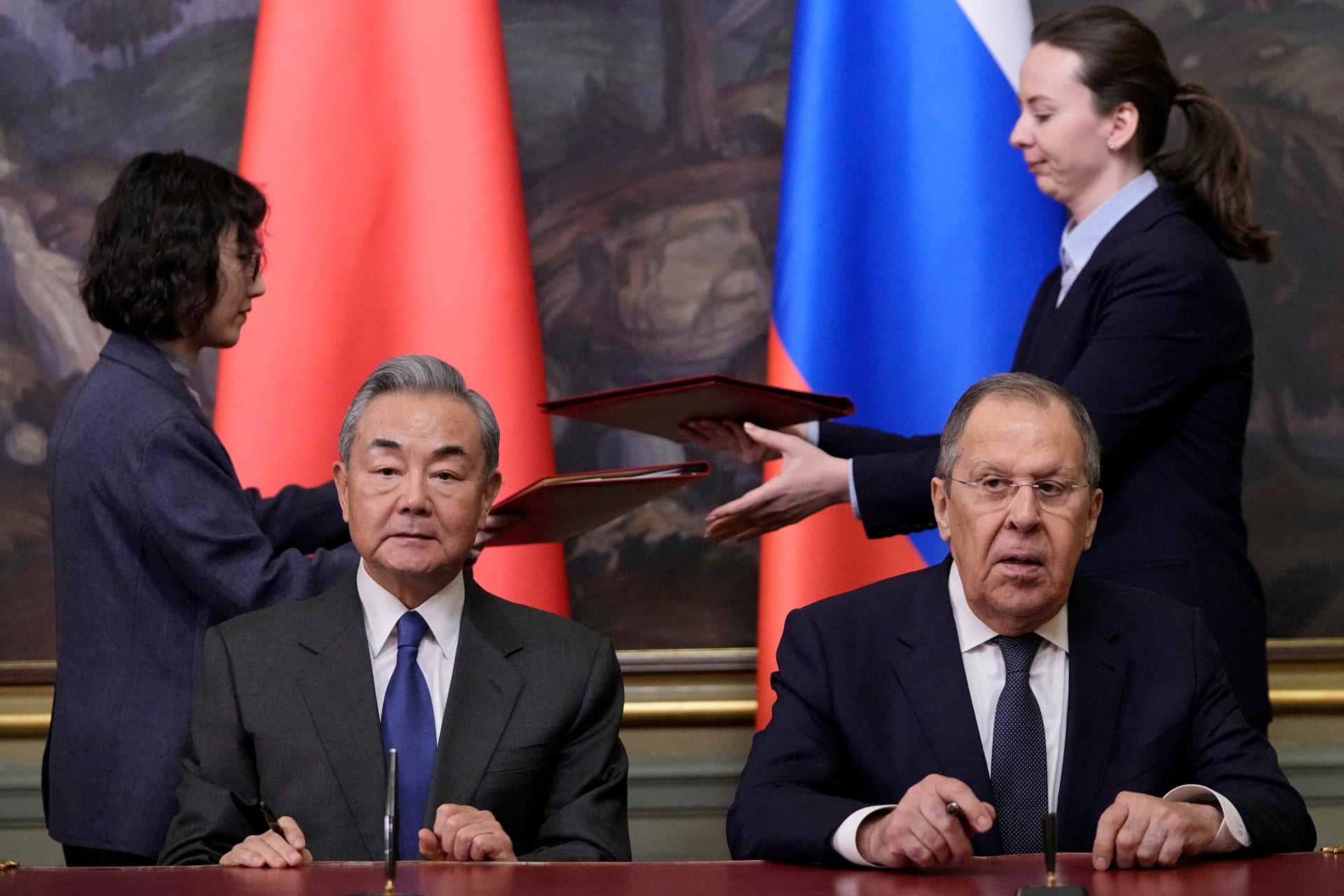 <p>Russian Foreign Minister Sergei Lavrov and Chinese Foreign Minister Wang Yi attend a signing ceremony following their talks in Moscow, Russia, April 1, 2025.</p>
