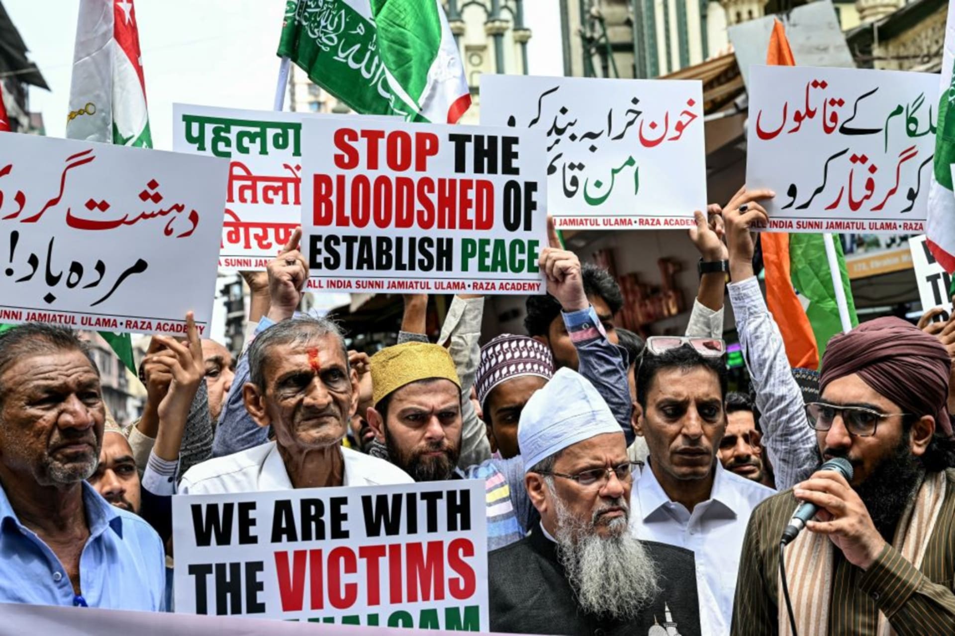 <p>A Hindu resident in Mumbai joins Muslim demonstrators as they shout slogans during a protest to condemn the terror attack in Pahalgam, Kashmir.</p>
