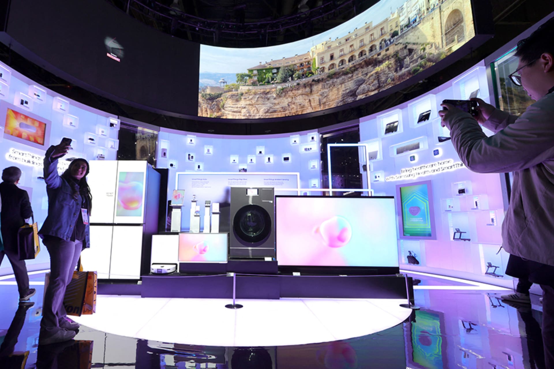 <p>Attendees take photos in a Samsung Electronics SmartThings display during CES 2025, an annual consumer electronics trade show, in Las Vegas, Nevada, U.S. January 8, 2025.</p>
