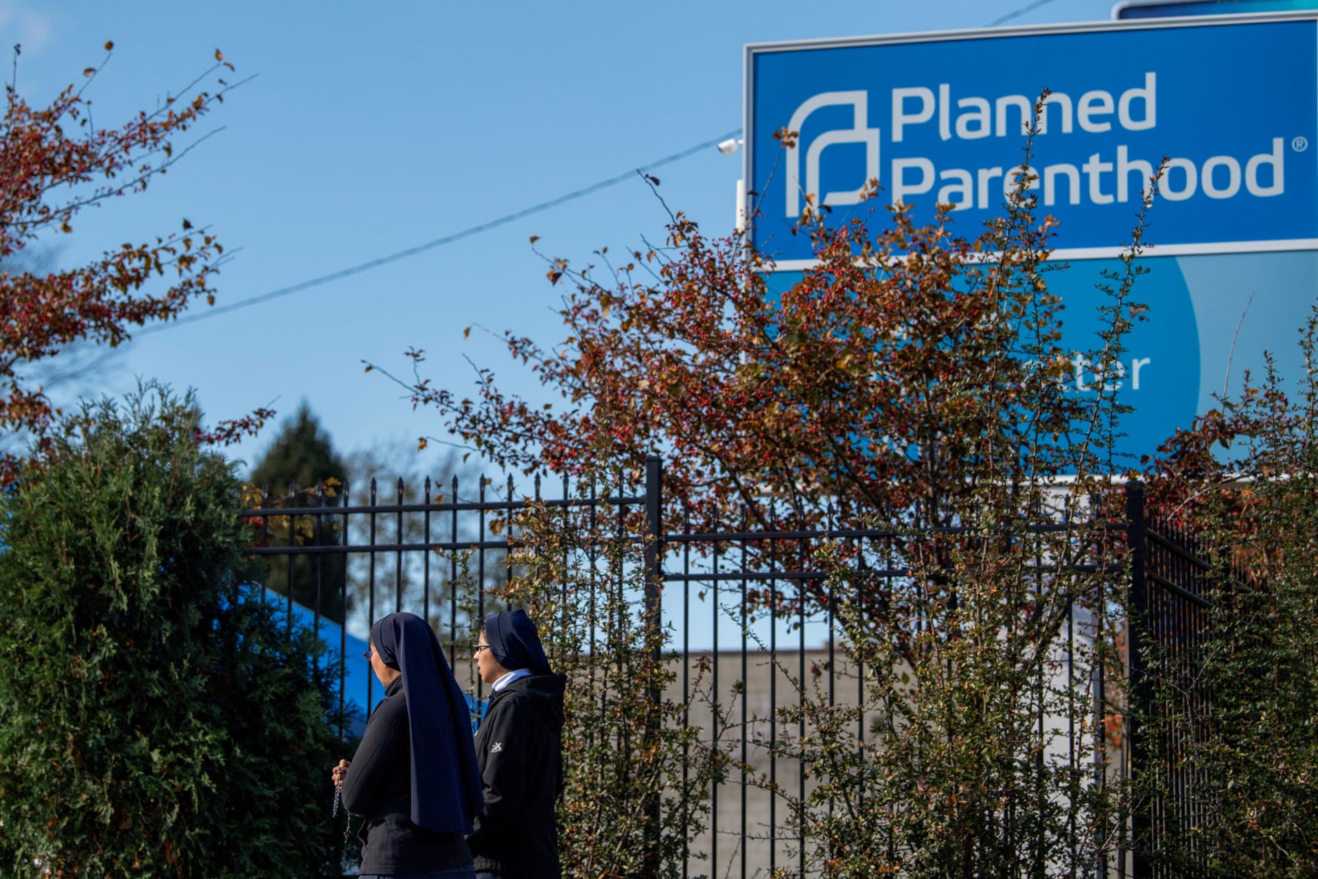 <p>Nuns pray outside of a Planned Parenthood location in Columbus, Ohio, U.S., November 12, 2021 as the state considers restrictive abortion laws.</p>
