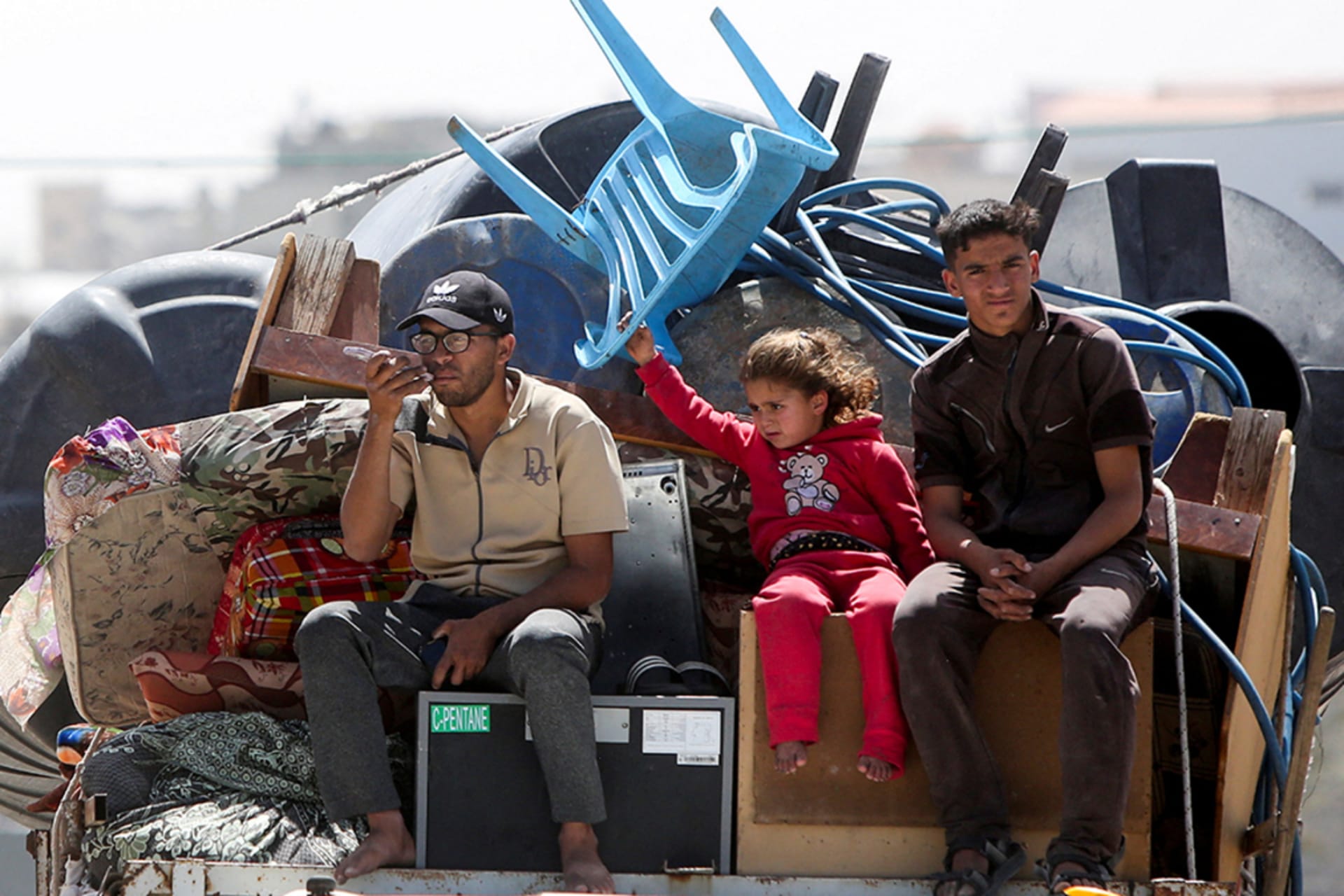 <p>Palestinians make their way after fleeing areas around the southern city of Rafah, following an Israeli evacuation order, in Khan Younis in the southern Gaza Strip, March 31, 2025.</p>
