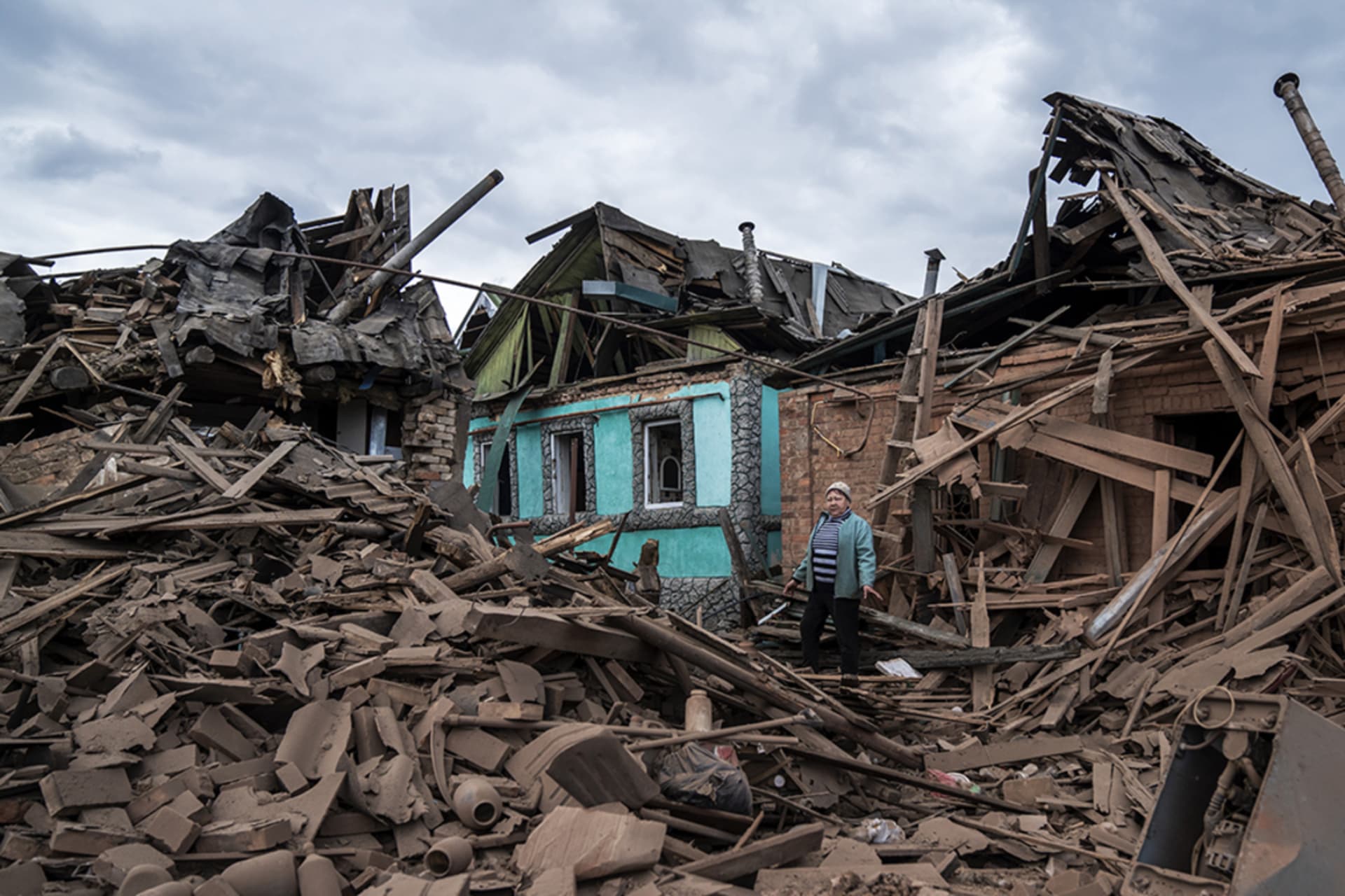 <p>A woman stands amid the rubble of her destroyed home following a Russian airstrike in Kostiantynivka, Donetsk region, Ukraine, on March 21, 2025.</p>
