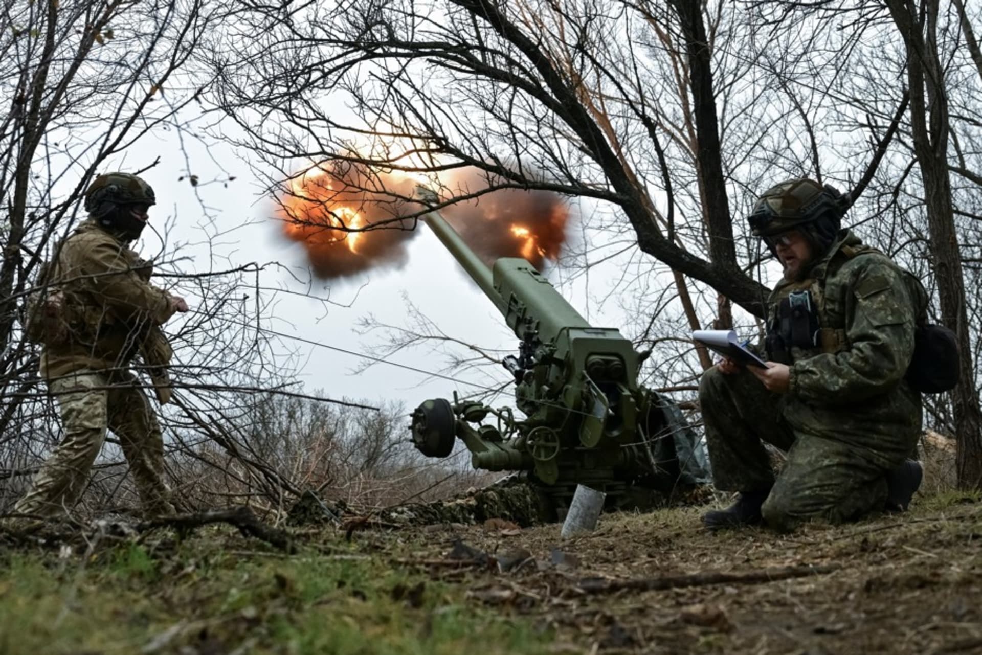 <p>Ukrainian soldiers fire a D-30 howitzer toward Russian troops in the Zaporizhzhia region of Ukraine on January 11, 2025.</p>
