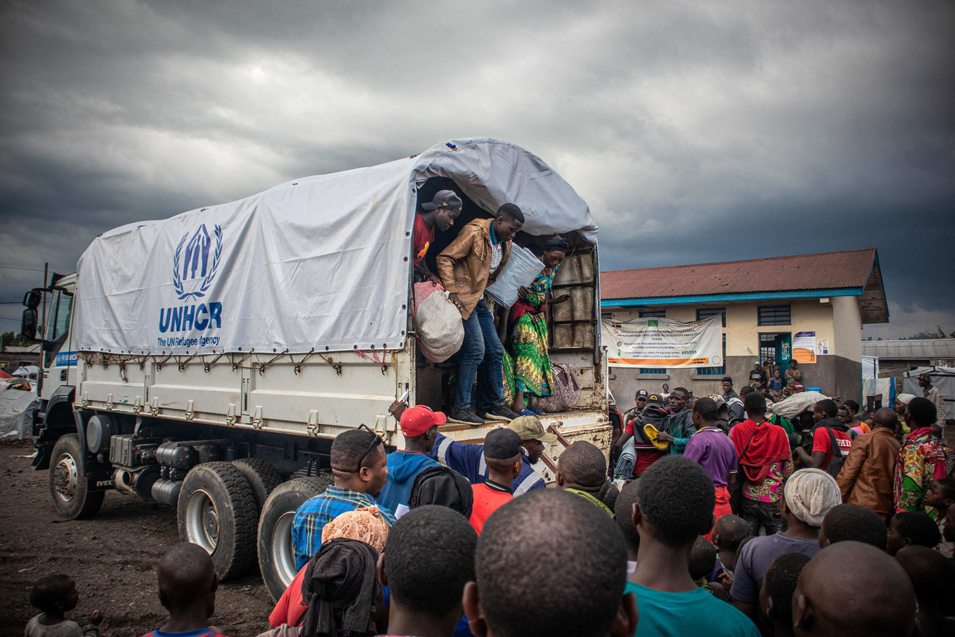 <p>Displaced people get off a UNHCR truck in Kanyaruchinya, Democratic Republic of Congo.</p>
