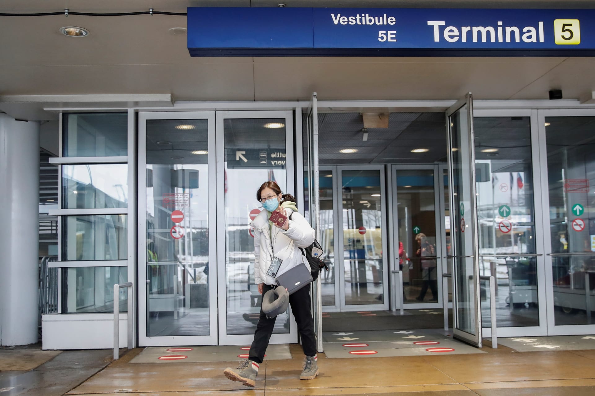 <p>A passenger wearing a mask, amid the health threat of novel coronavirus, arrives on a direct flight from China at Chicago’s O’Hare airport in Chicago, Illinois, U.S., January 24, 2020. </p>

