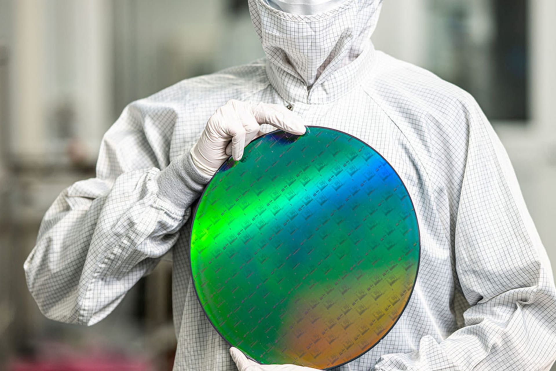 <p>An employee of startup PsiQuantum holds a silicon disc containing the company’s quantum computing chips at a facility in San Jose, California.</p>
