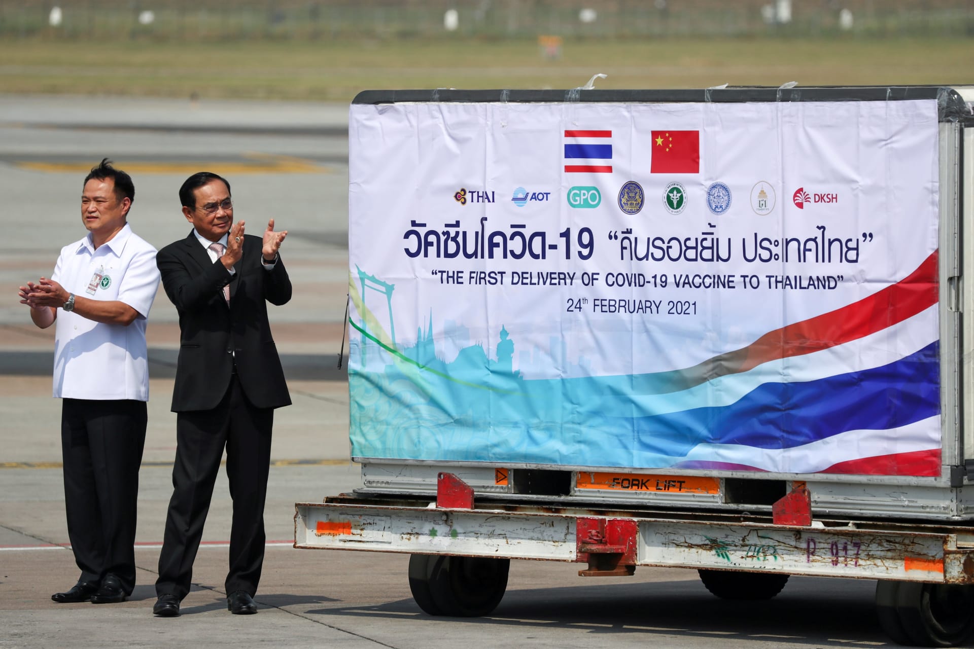 <p>Thai officials attend the arrival of a plane with a shipment of the Sinovac COVID-19 vaccine at Bangkok’s Suvarnabhumi International Airport, Thailand, on February 24, 2021.</p>
