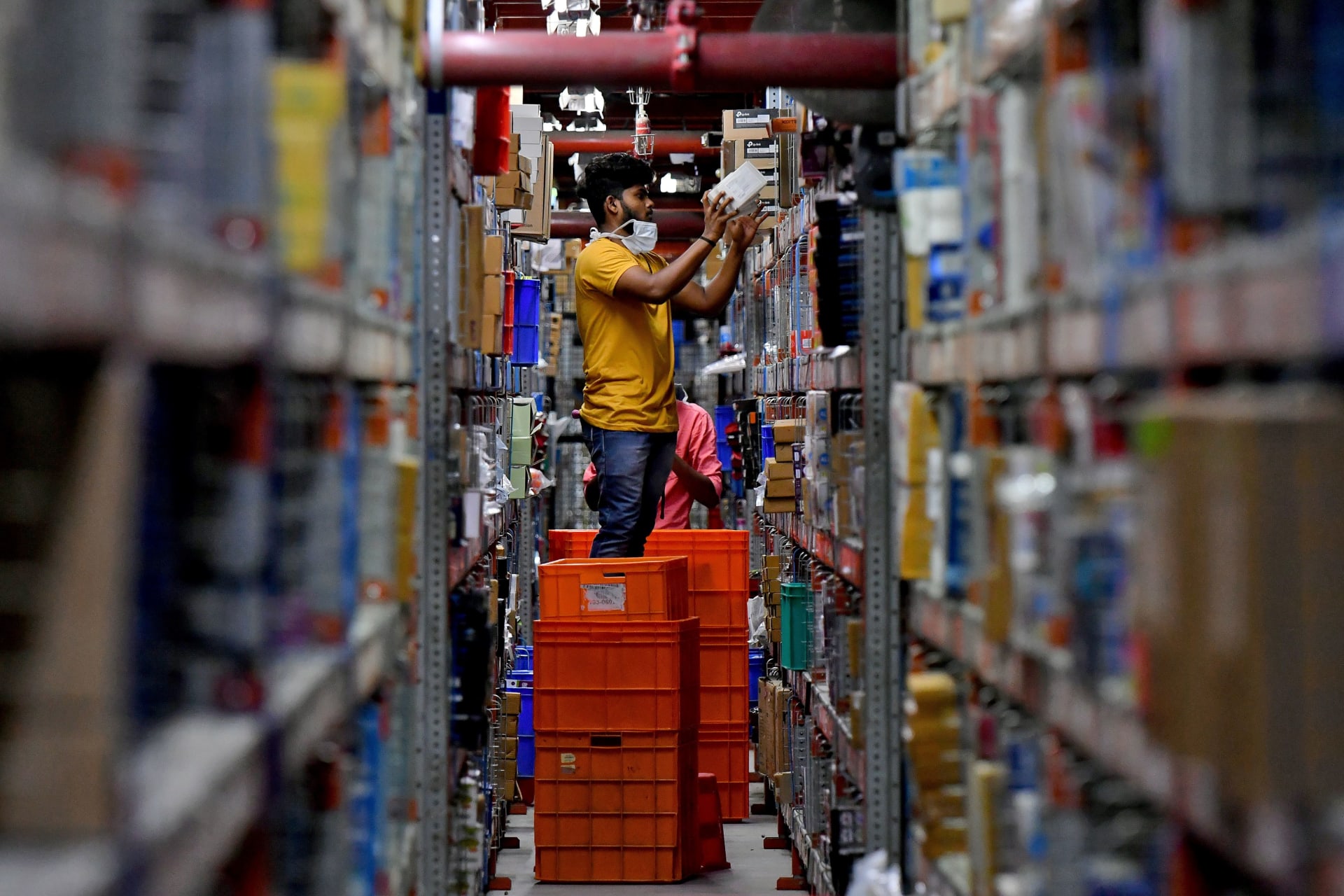 <p> A worker at Flipkart, a leading e-commerce firm in India, arranges items inside its fulfilment centre on the outskirts of Bengaluru, India, September 23, 2021.</p>

