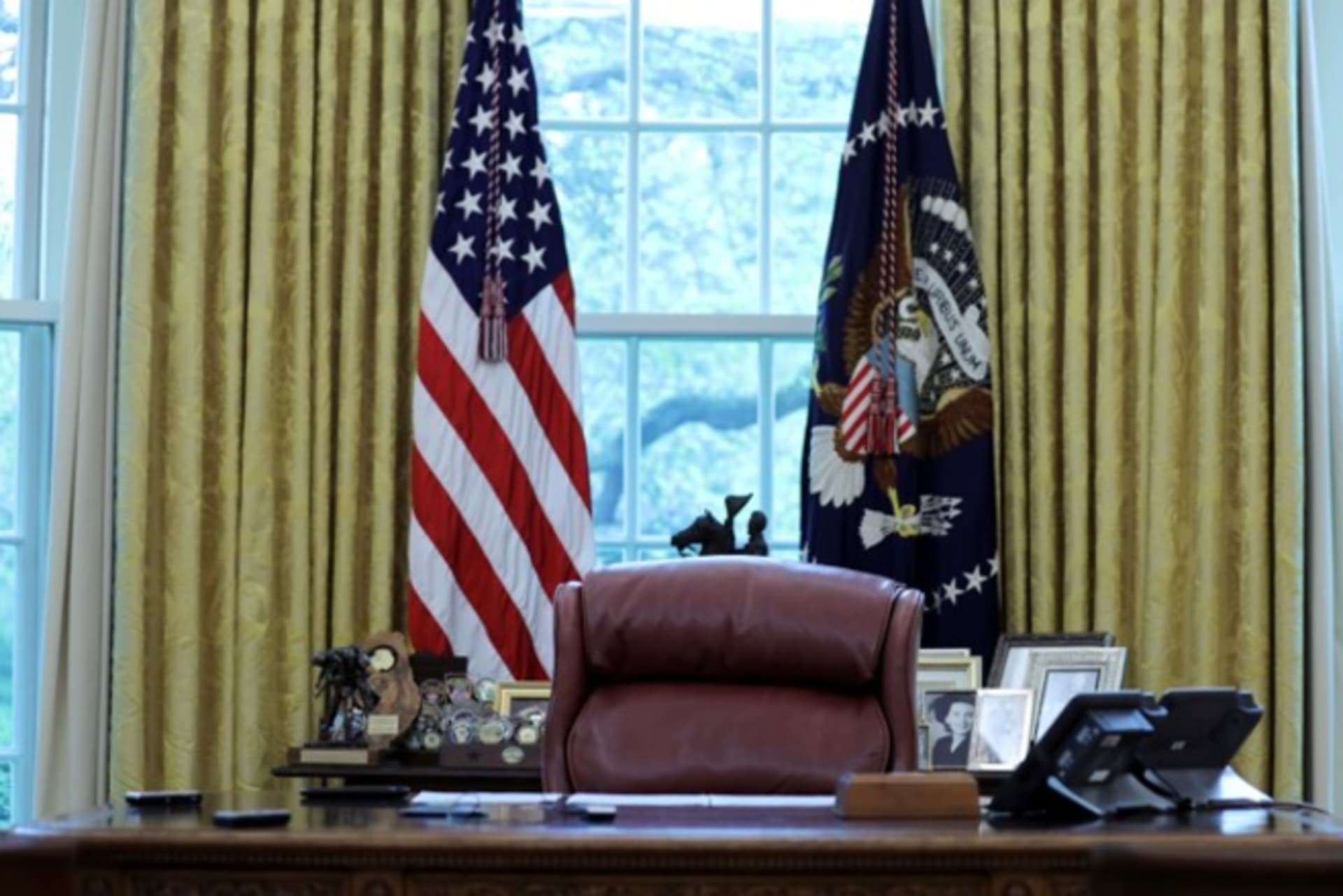 <p>The Resolute desk in the Oval Office on April 29, 2020. </p>
