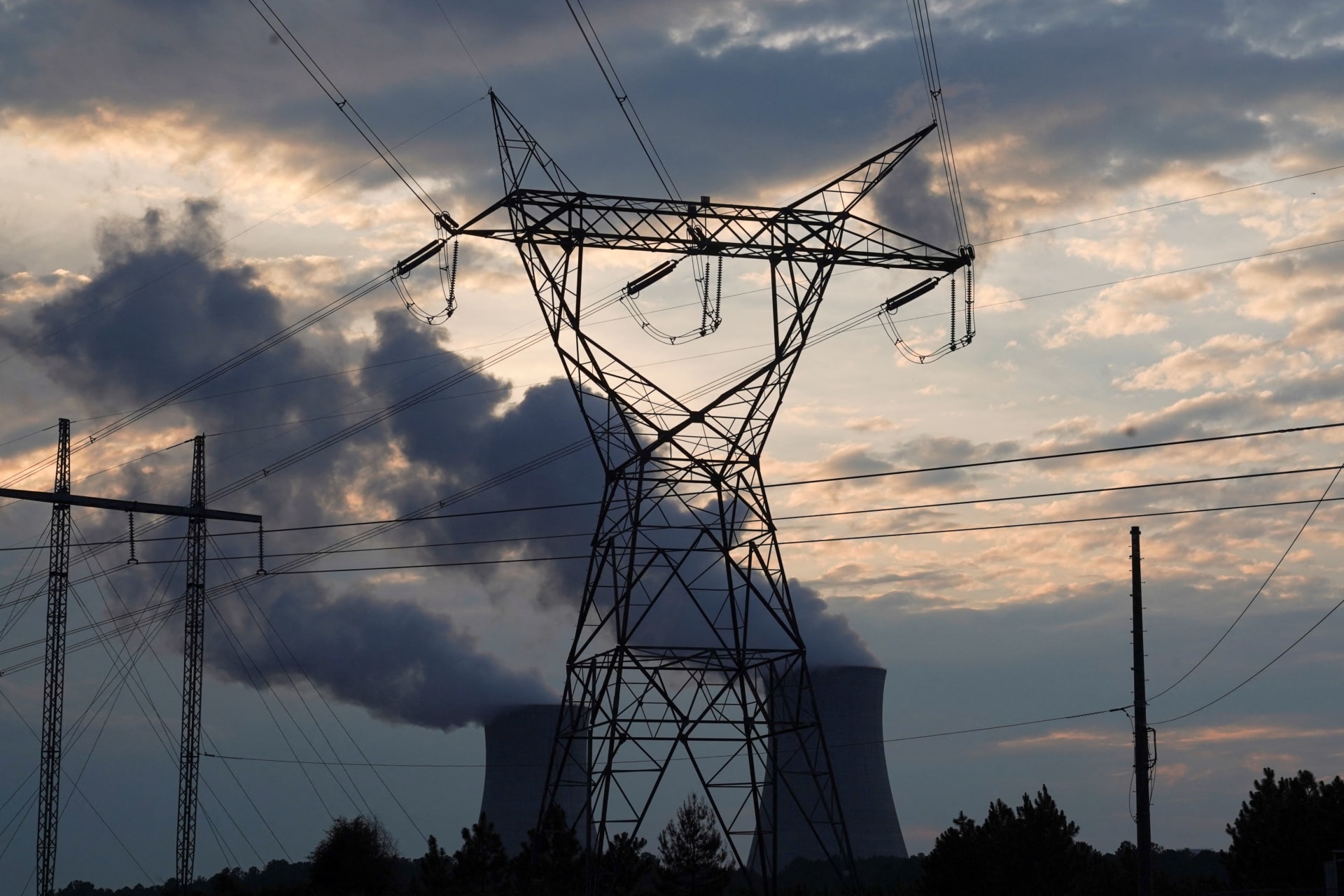 <p>Power lines are seen in front of cooling towers at the nuclear-powered Vogtle Electric Generating Plant in Waynesboro, Georgia, U.S.</p>
