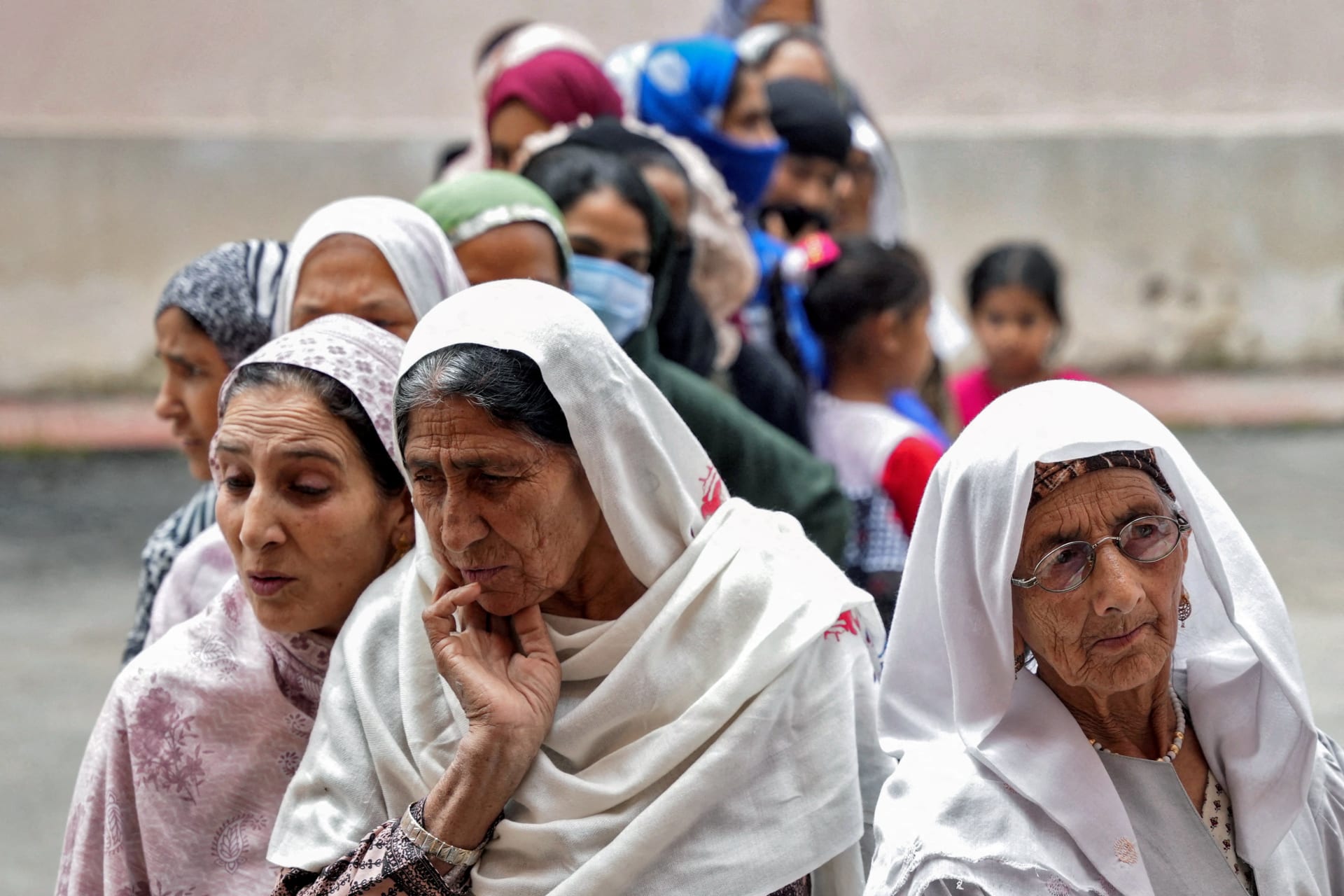 <p>Women wait to cast their votes at a polling station during the fourth phase of India’s general election in Srinagar May 13, 2024. </p>
