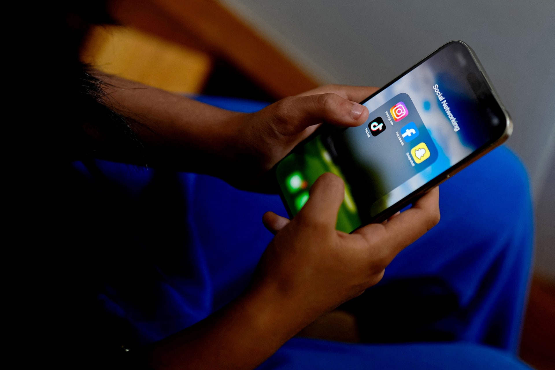<p>A high school student poses with her mobile showing her social media applications in Melbourne, Australia, November 28, 2024.</p>
