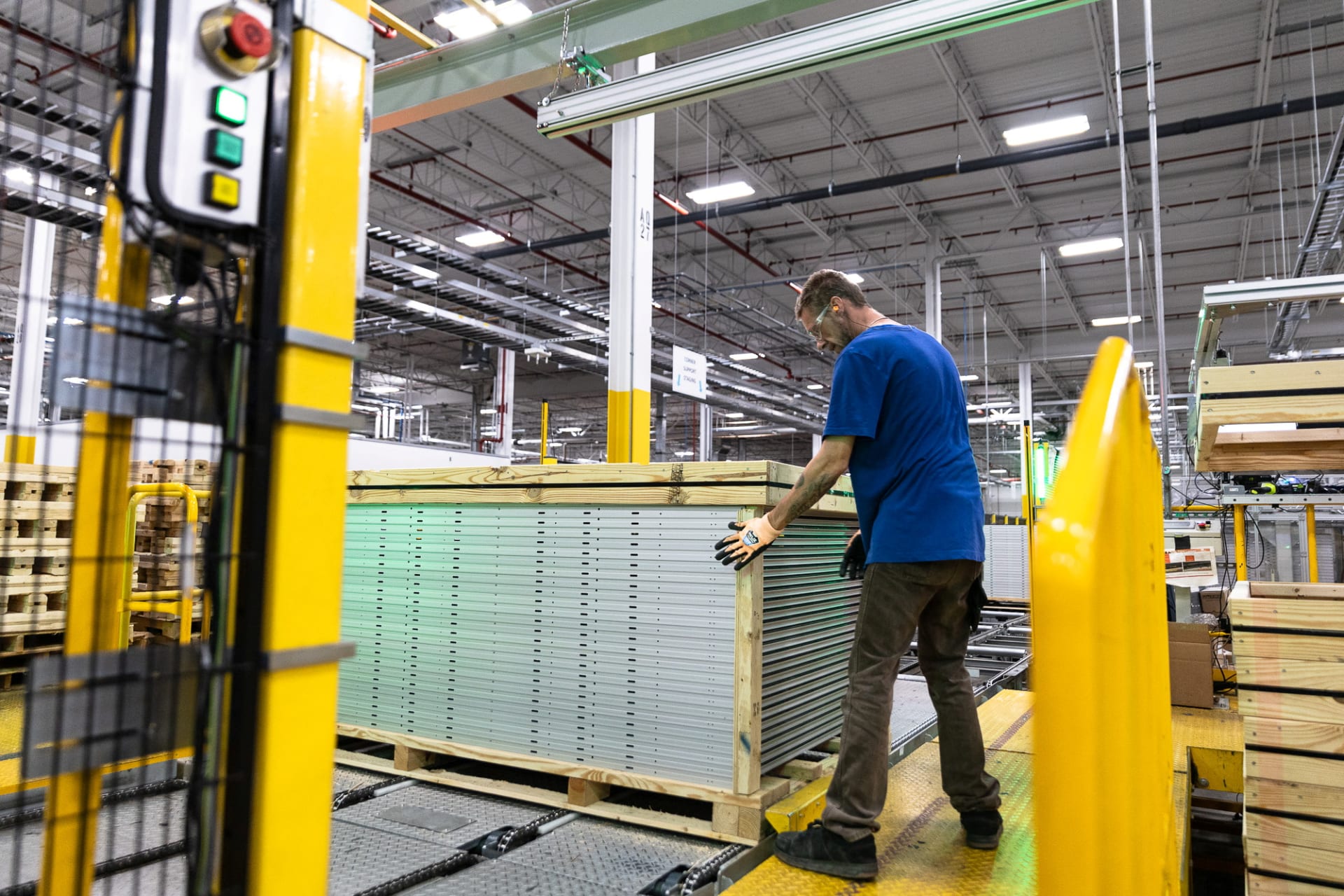 <p>A worker builds a crate for solar panels at First Solar in Perrysburg, Ohio July 8, 2022.</p>
