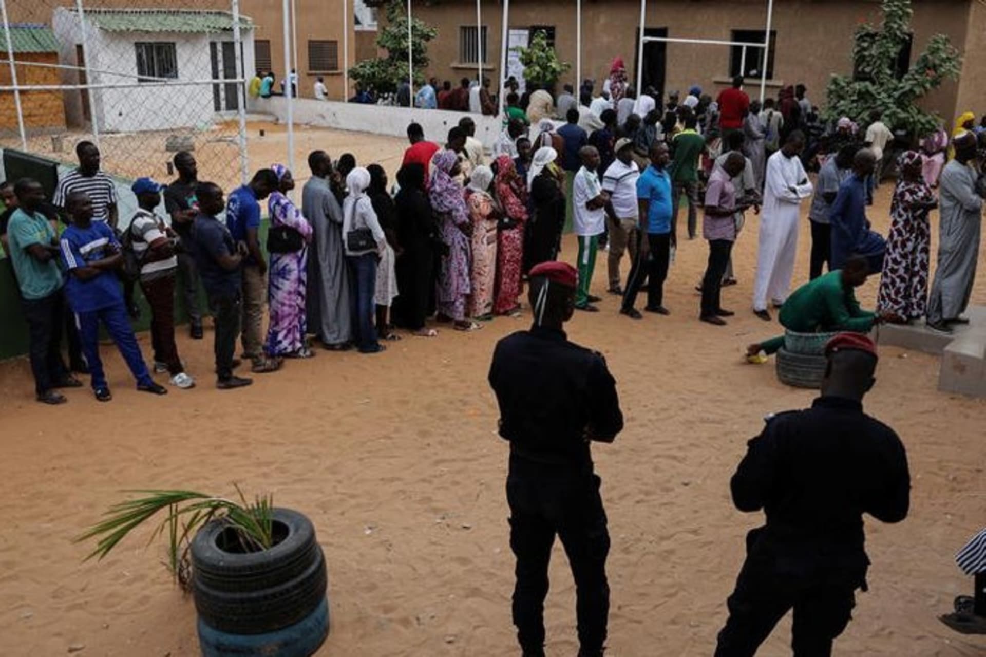 <p>Voters line up to vote at a polling station in Parcelle, a suburb of Dakar, Senegal, on November 17, 2024. </p>
