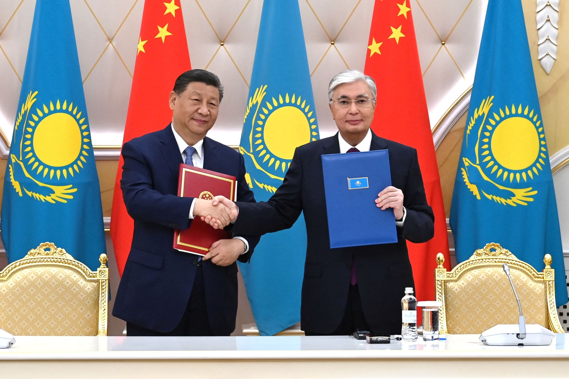 <p>Kazakhstan’s President Kassym-Jomart Tokayev and China’s President Xi Jinping shake hands during a signing ceremony following their talks in Astana, Kazakhstan, on July 3, 2024.</p>
