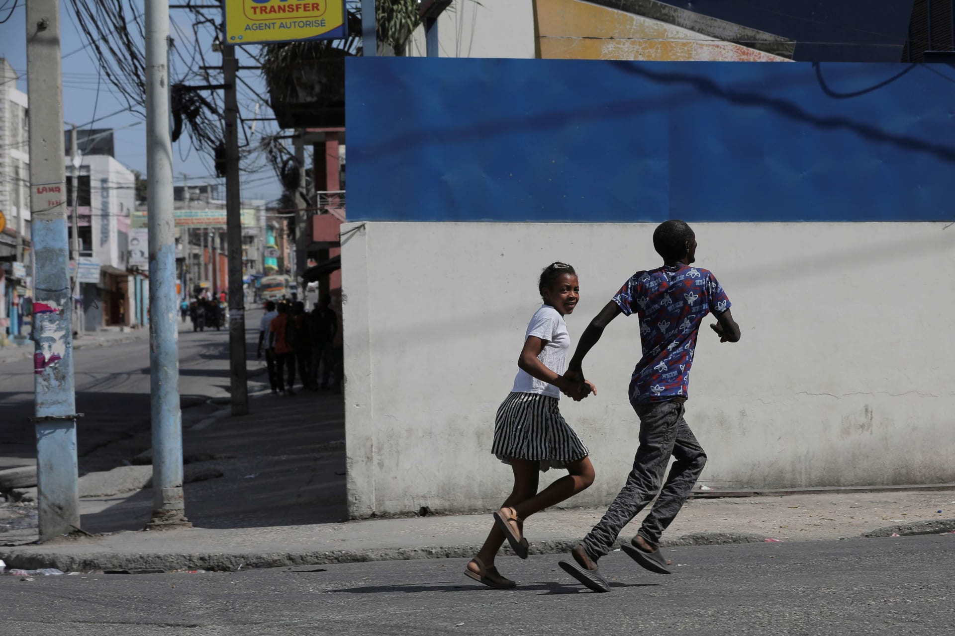<p>People run for cover amid gang violence in Port-au-Prince, Haiti on March 3, 2023.</p>
