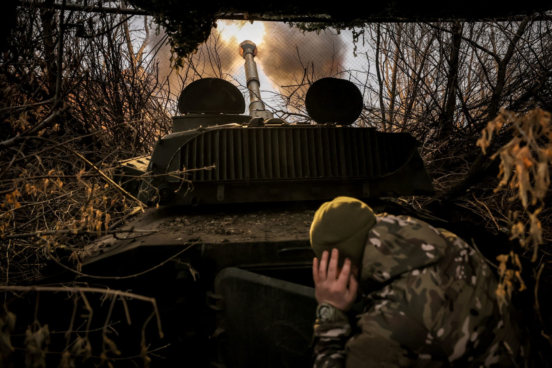 <p>A Ukrainian serviceman fires a howitzer toward Russian troops on the front line near the town of Chasiv Yar in the Donetsk region. </p>
