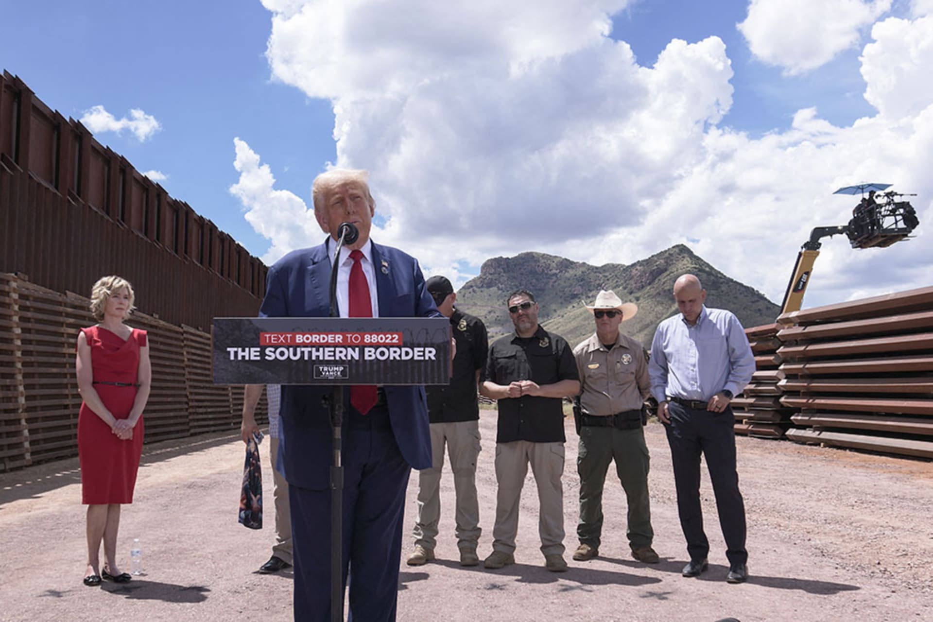 <p>Former U.S. President Donald Trump speaks about immigration and border security at the Arizona-Mexico border, August 22, 2024. </p>
