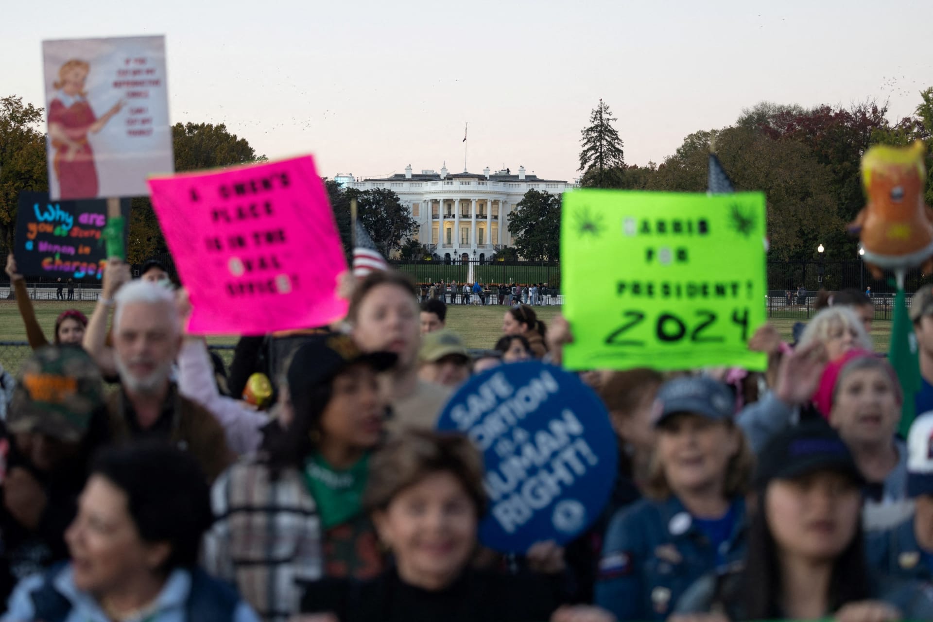 <p>People rally days before the Nov. 5 U.S. presidential election, during the National Women’s March outside the White House in Washington, U.S., November 2, 2024. </p>
