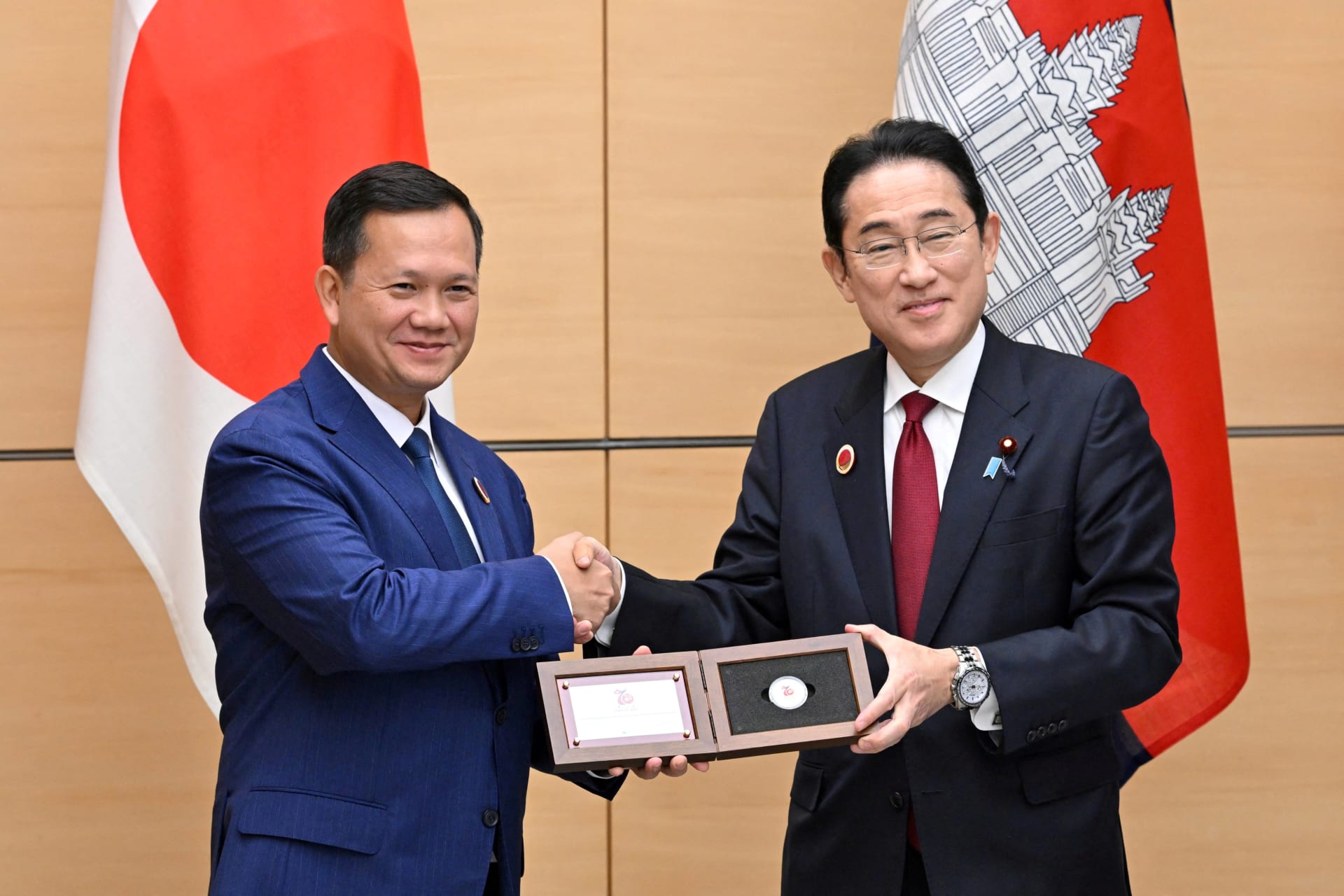 <p>Japan’s Prime Minister Fumio Kishida presents Cambodia’s Prime Minister Hun Manet with a Cambodian Commemorative Silver Coin to celebrate the 70th anniversary of diplomatic relations in Tokyo, Japan, on December 18, 2023.</p>
