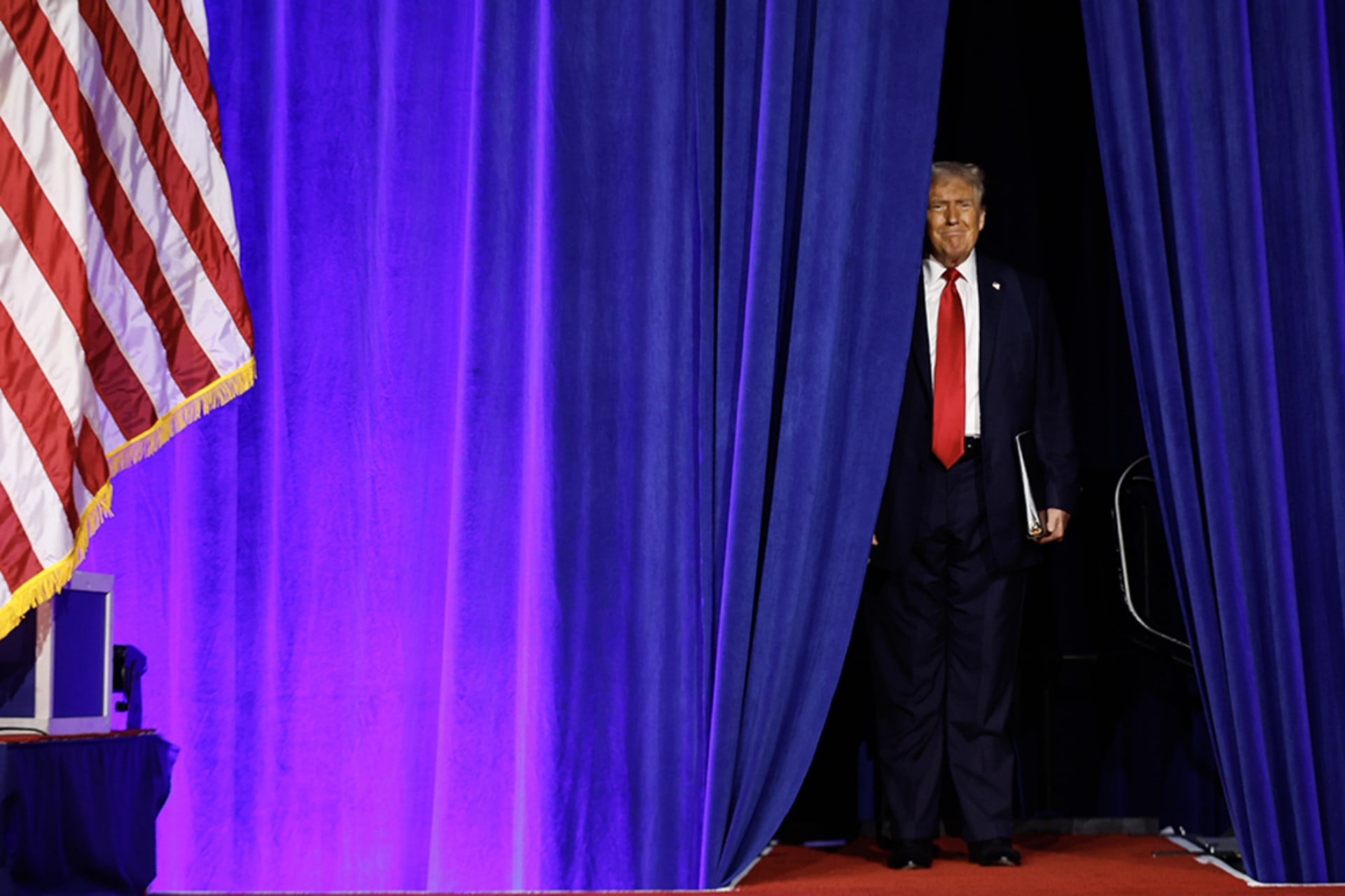 <p>U.S. President-Elect Donald Trump prepares to take the stage at his election night event in West Palm Beach, Florida.</p>
