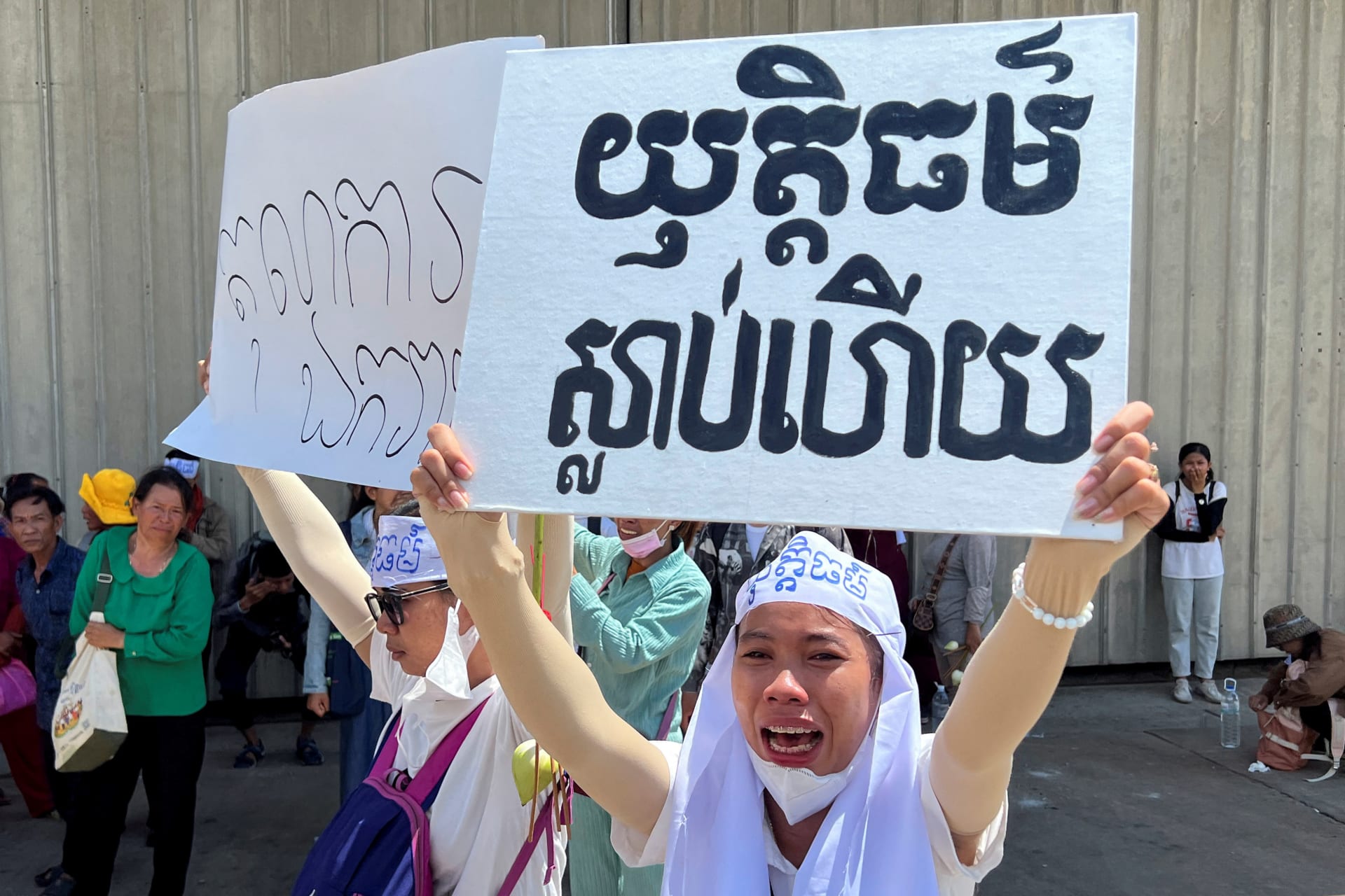 <p>A Cambodian environment activist holds a placard that reads “Justice is dead”, after the Cambodian court delivers verdicts against activists from the Cambodian environmental group Mother Nature, in Phnom Penh, Cambodia, on July 2, 2024.</p>
