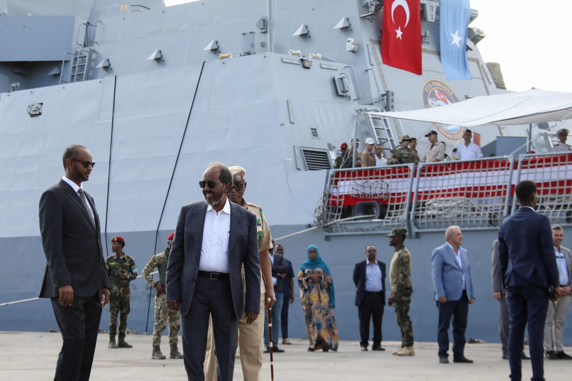 <p>Somali President Hassan Sheikh Mohamud walks near a Turkish Navy Ship after it docked at the Mogadishu Sea Port following the signing of a defense and economic agreement between Somalia and Turkey in Mogadishu, Somalia on April 23, 2024.</p>
