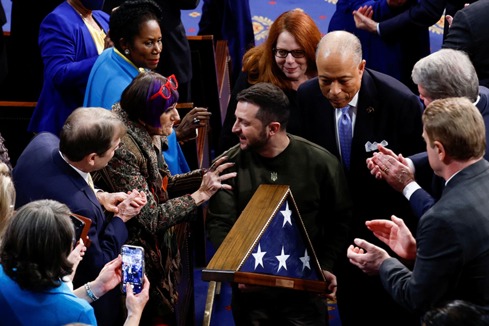 <p>Ukraine’s President Volodymyr Zelenskyy holds a U.S. flag he received from U.S. House Speaker Nancy Pelosi (D-CA) after addressing a joint meeting of the U.S. Congress in 2022.</p>
