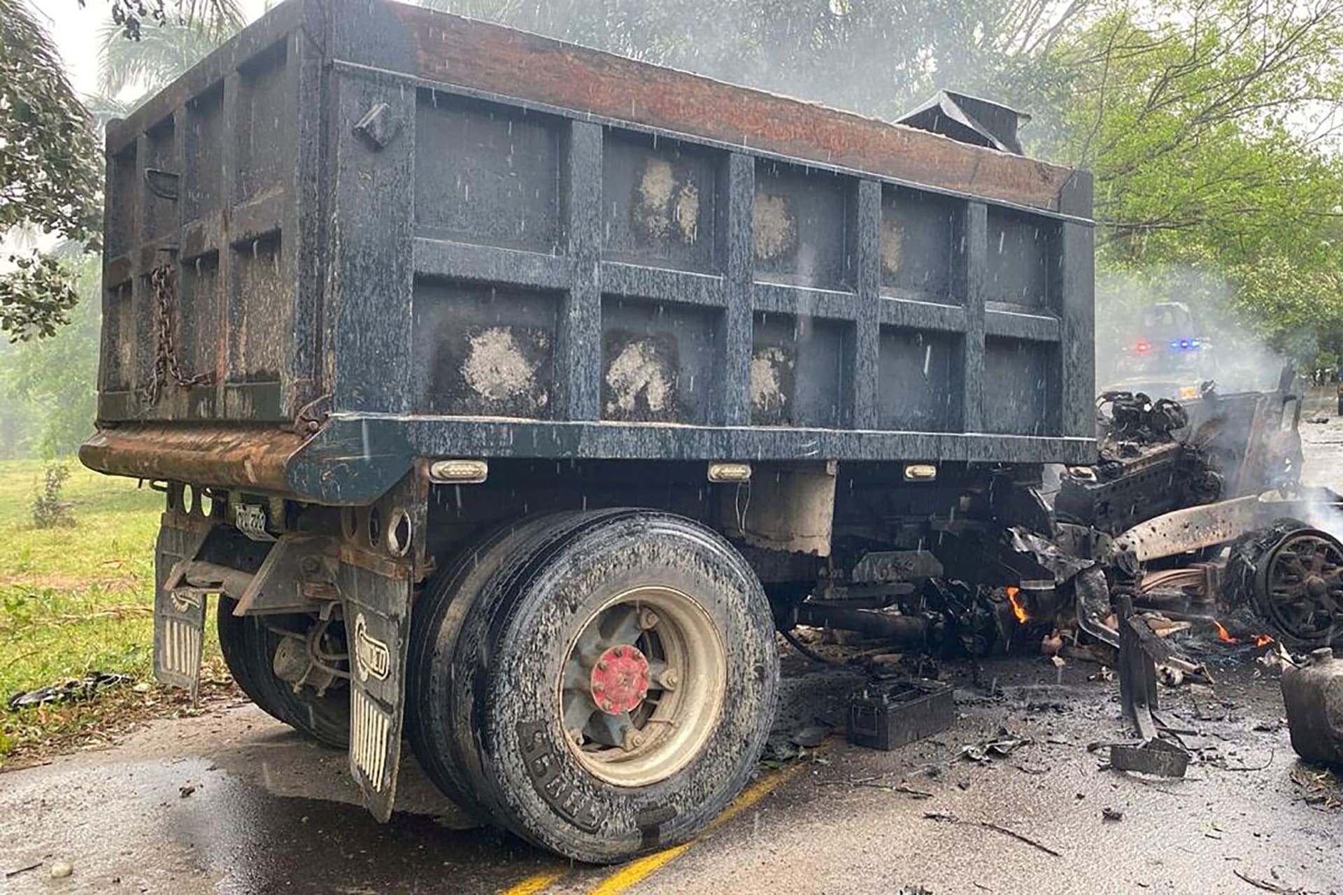 <p>A truck filled with explosives used in an attack by the ELN against a military base, burns in Arauca.</p>
