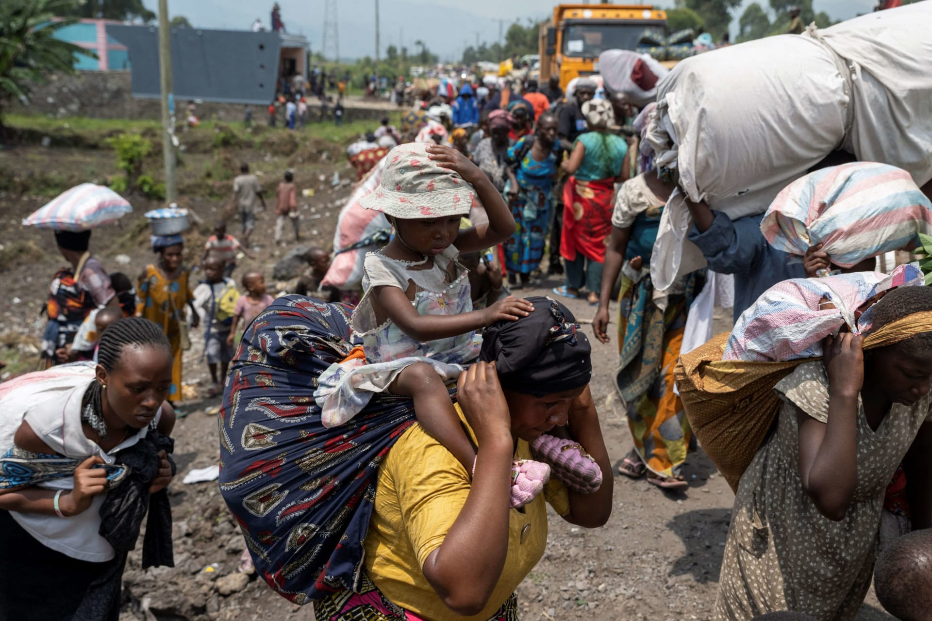 <p>Congolese people carry their belongings as they flee following clashes between M23 rebels and the Armed Forces of the Democratic Republic of Congo (FARDC); towards Goma, Democratic Republic of Congo, on February 7, 2024.</p>
