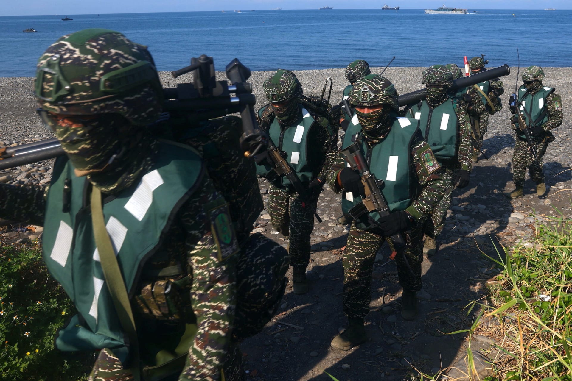<p>Soldiers partake in an amphibious landing drill as part of the Han Kuang military exercise in Pingtung, Taiwan.</p>
