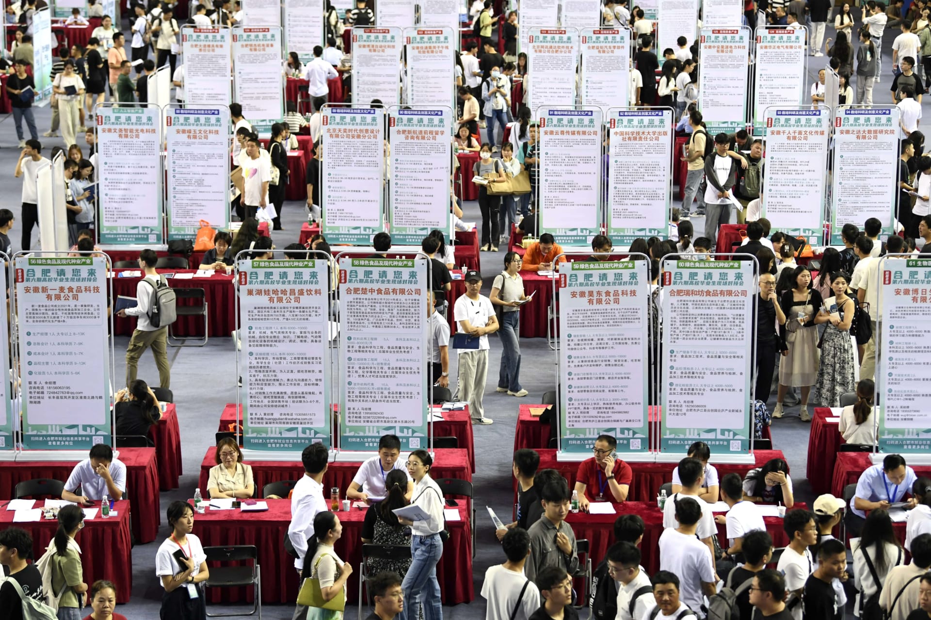 <p>People attend a job fair for university graduates in Hefei, Anhui province, China September 4, 2023.</p>
