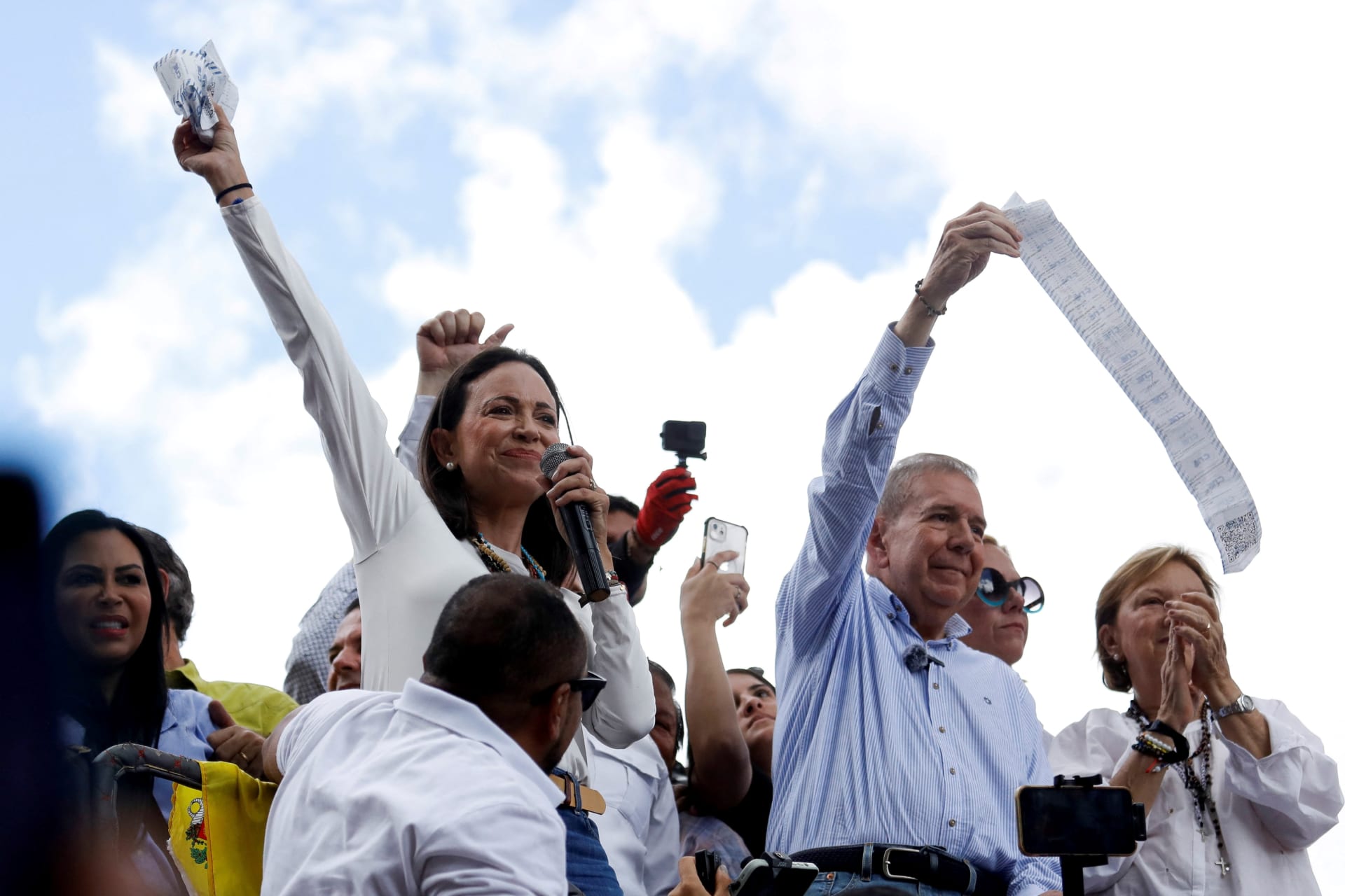 <p>Opposition leader Maria Corina Machado and opposition candidate Edmundo Gonzalez gesture as they address supporters after election results awarded Venezuela’s President Nicolas Maduro with a third term, in Caracas, Venezuela July 30, 2024.</p>
