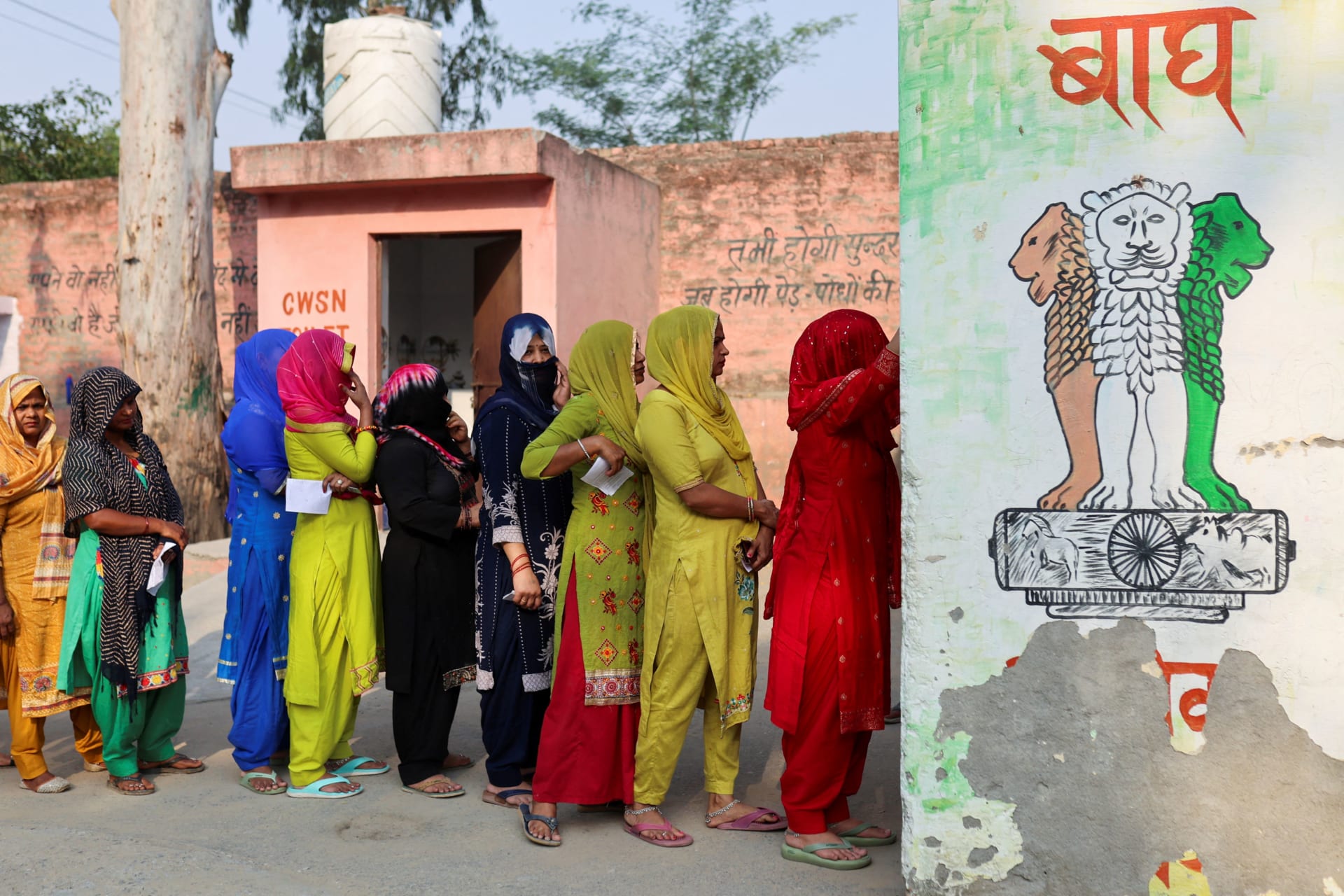 <p>Women line up to cast their votes outside a polling station during the sixth phase of the general election in Sonipat, in the northern Indian state of Haryana, India, May 25, 2024. </p>

