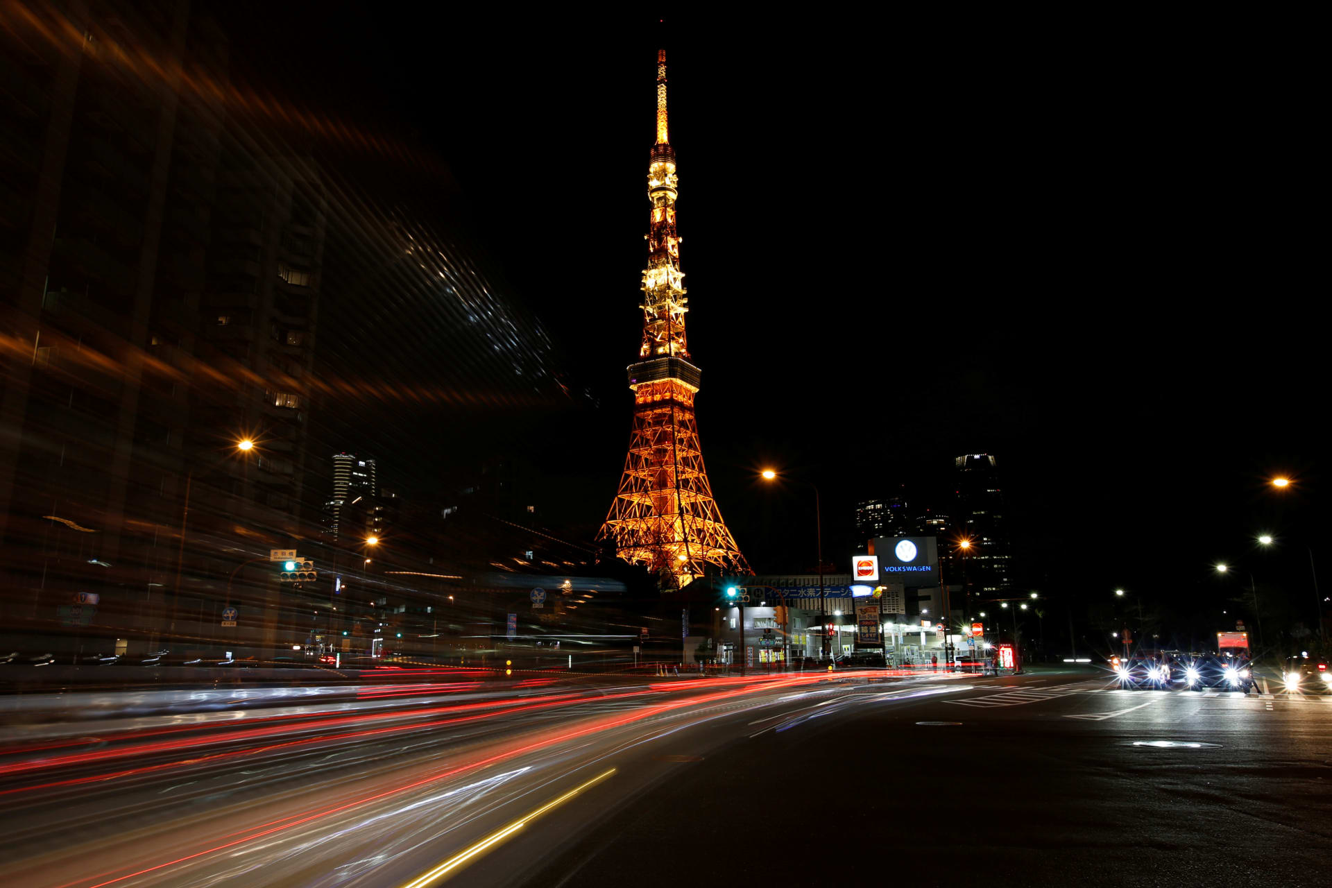 <p>The Tokyo Tower is seen illuminated minutes before Earth Hour in Tokyo, Japan</p>
