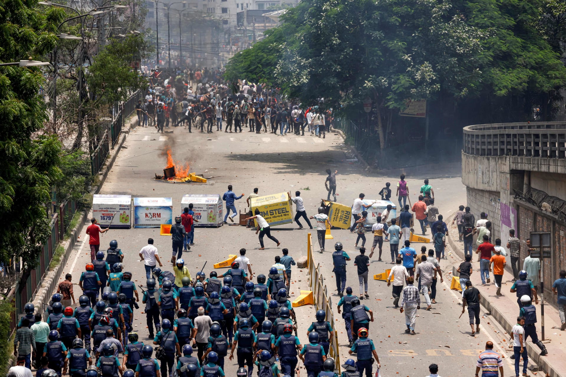 <p>Anti-quota supporters clash with police and Awami League supporters in Dhaka, Bangladesh, on July 18, 2024.</p>
