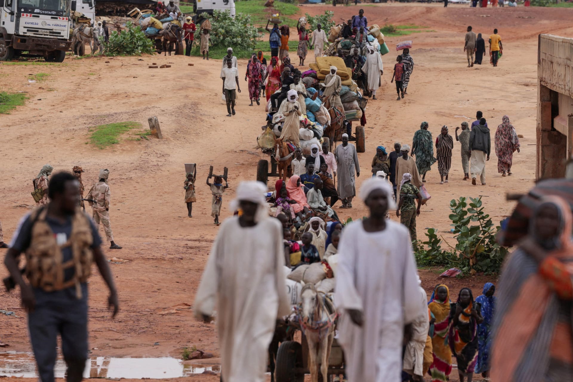 <p>Sudanese people, who fled the conflict in Murnei in Sudan’s Darfur region, cross the border between Sudan and Chad in Adre, Chad, August 4, 2023.</p>
