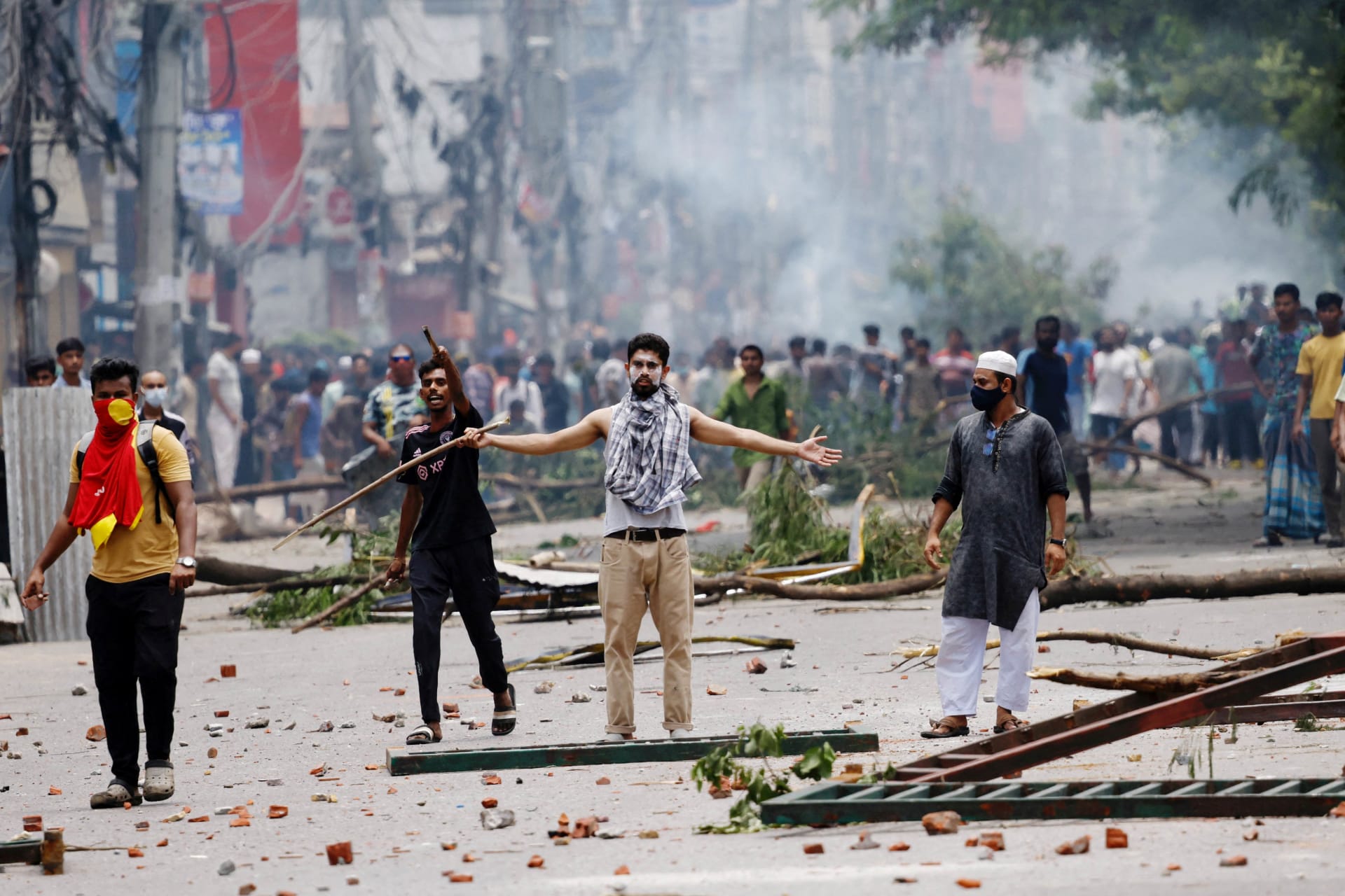 <p>A demonstrator gestures as protesters clash with Border Guard Bangladesh (BGB) and the police as violence erupts across the country after anti-quota protests by students, in Dhaka, Bangladesh, on July 19, 2024.</p>
