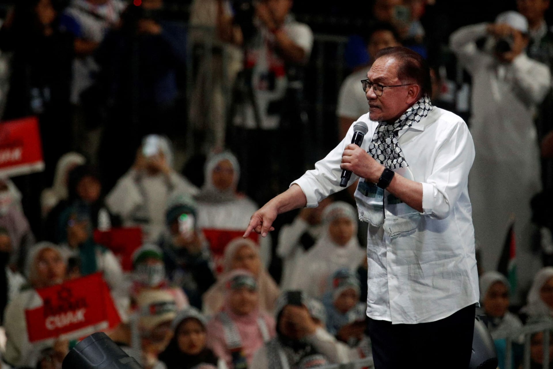 <p>Malaysian Prime Minister Anwar Ibrahim delivers his speech during a solidarity gathering to show support for Palestinians amid escalating conflict between Israel and Hamas in Kuala Lumpur, Malaysia, on October 24, 2023.</p>
