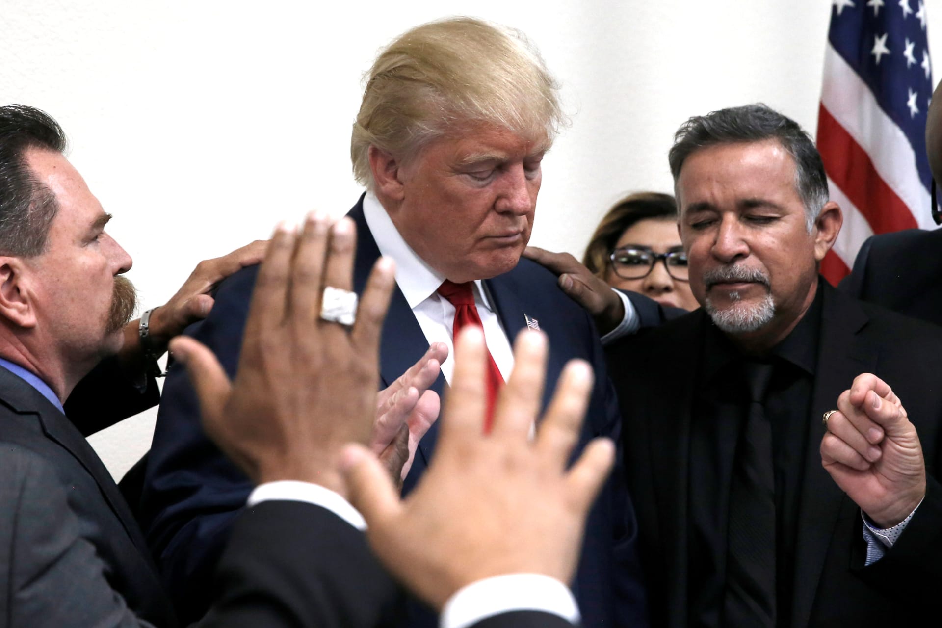 <p>Former U.S. president Donald Trump prays with pastors during a campaign visit to the International Church of Las Vegas and the International Christian Academy in Las Vegas, Nevada, U.S., October 5, 2016.</p>
