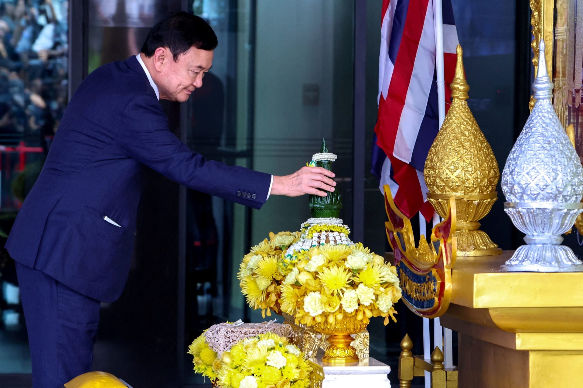 <p>Former Thai Prime Minister Thaksin Shinawatra pays his respects to a portrait of Thailand’s King Maha Vajiralongkorn and Queen Suthida at Don Mueang airport in Bangkok, Thailand, on August 22, 2023.</p>
