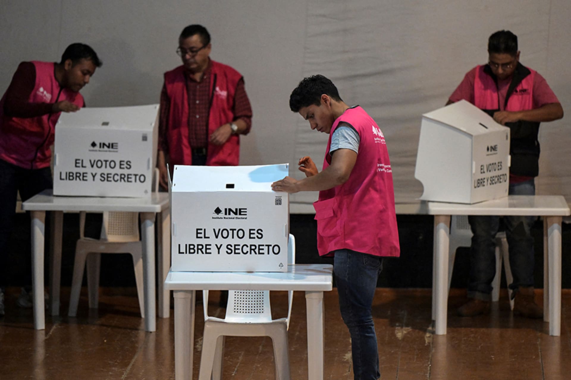 <p>Election staffers prepare voting booths for pretrial detainees ahead of Mexico’s general election, on May 6, 2024.</p>

