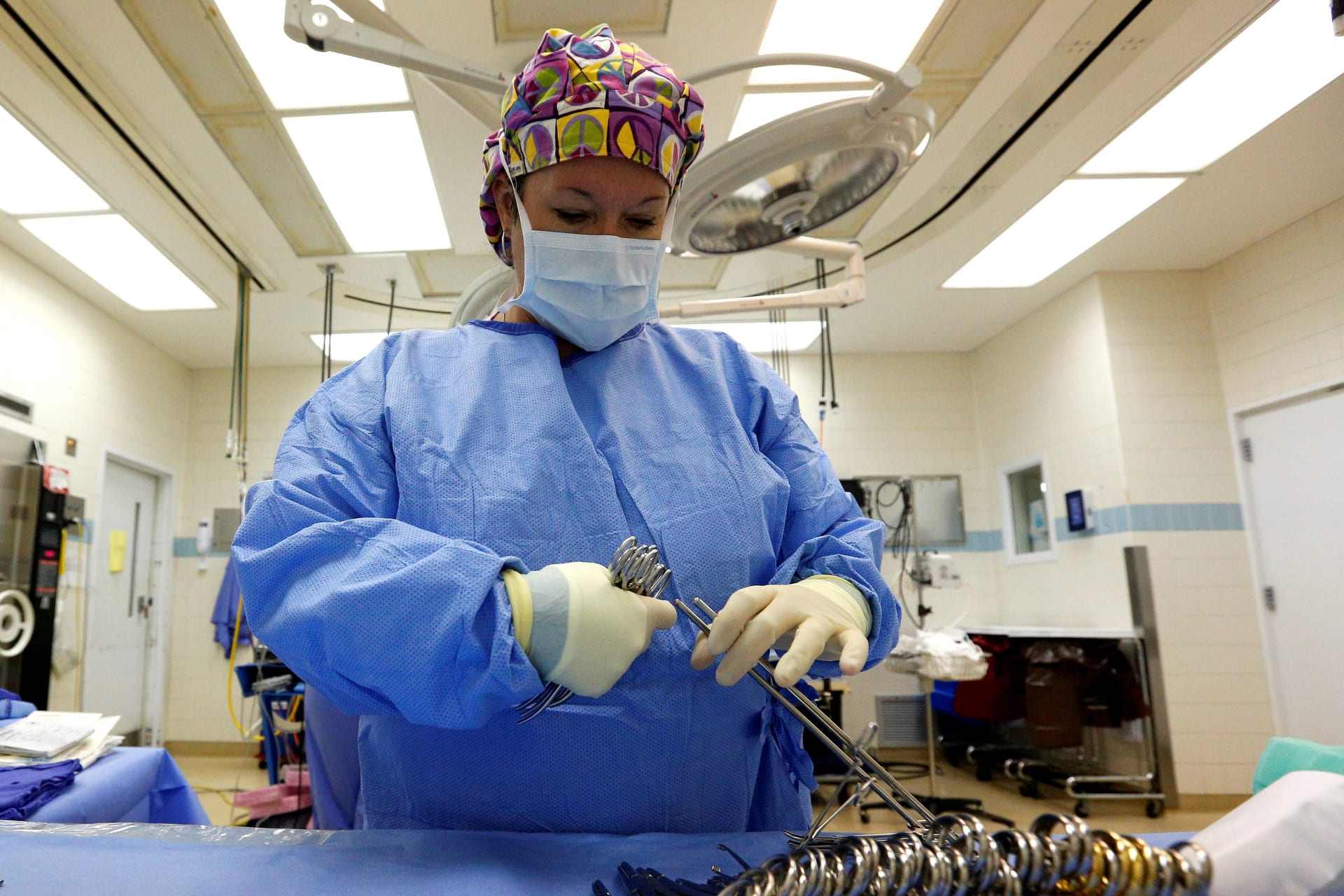 <p>Surgical Tech Melissa Ellis prepares an OR room in the University of Mississippi Medical Center in Jackson, Mississippi October 4, 2013.</p>
