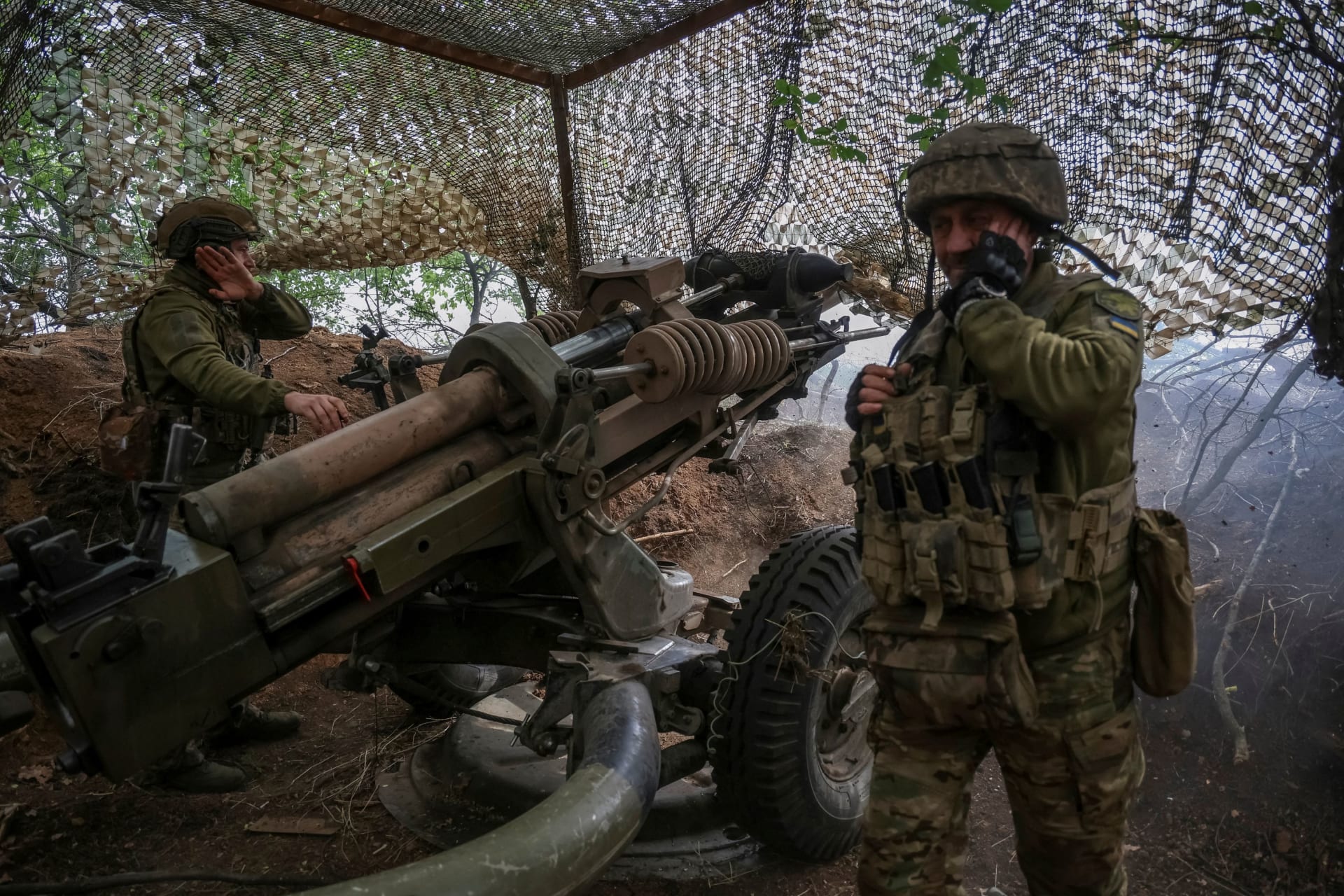 <p>Ukrainian service members fire a L119 howitzer in Donetsk region.</p>
