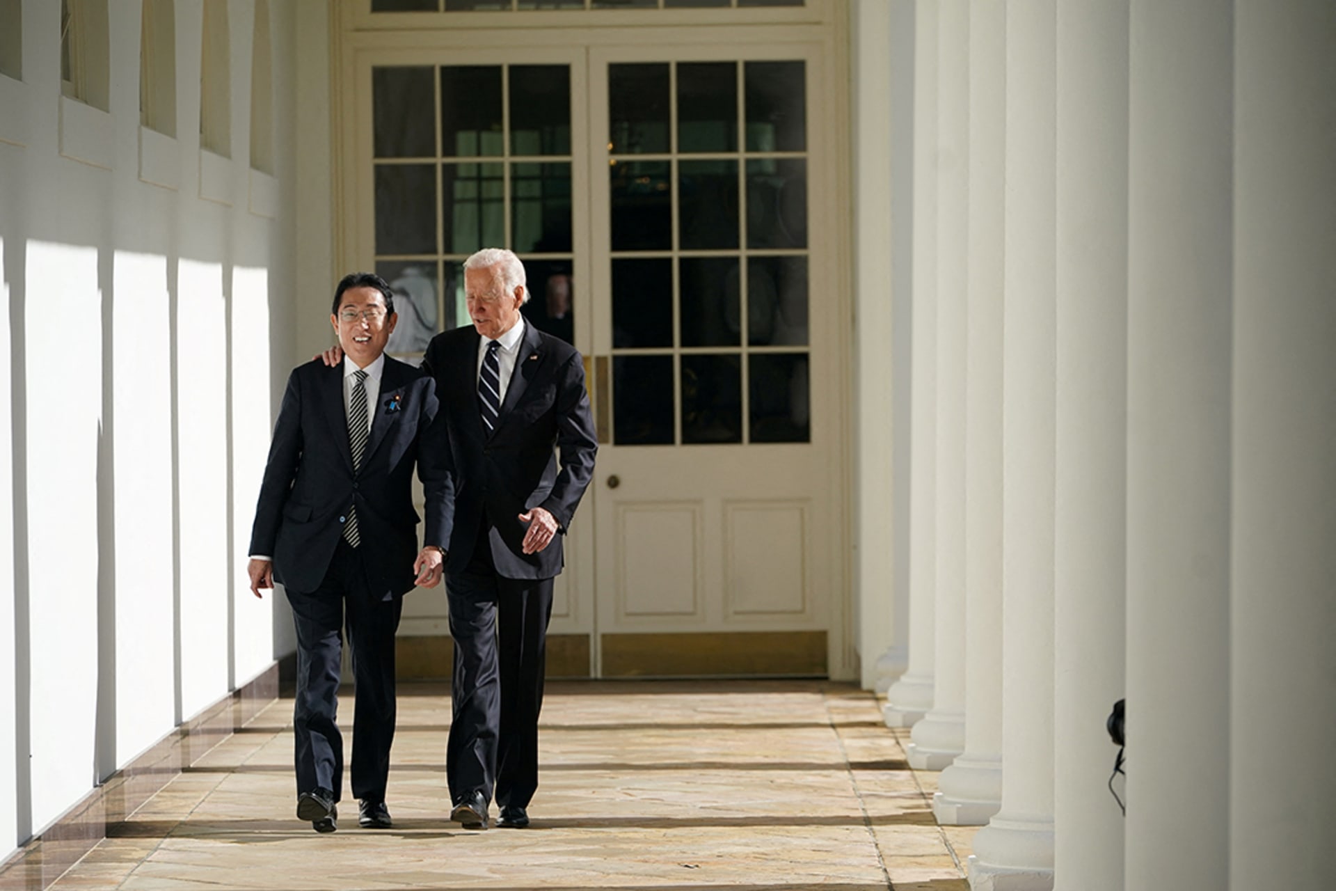 <p>U.S. President Joe Biden walks alongside Japanese Prime Minister Kishida Fumio.</p>
