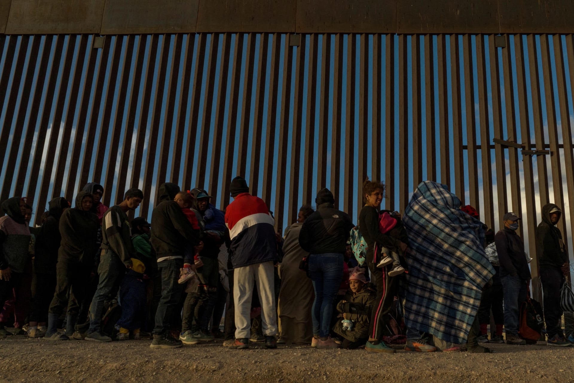 <p>Migrants line up along the border in El Paso to surrender to U.S. immigration officials on March 25, 2024.</p>
