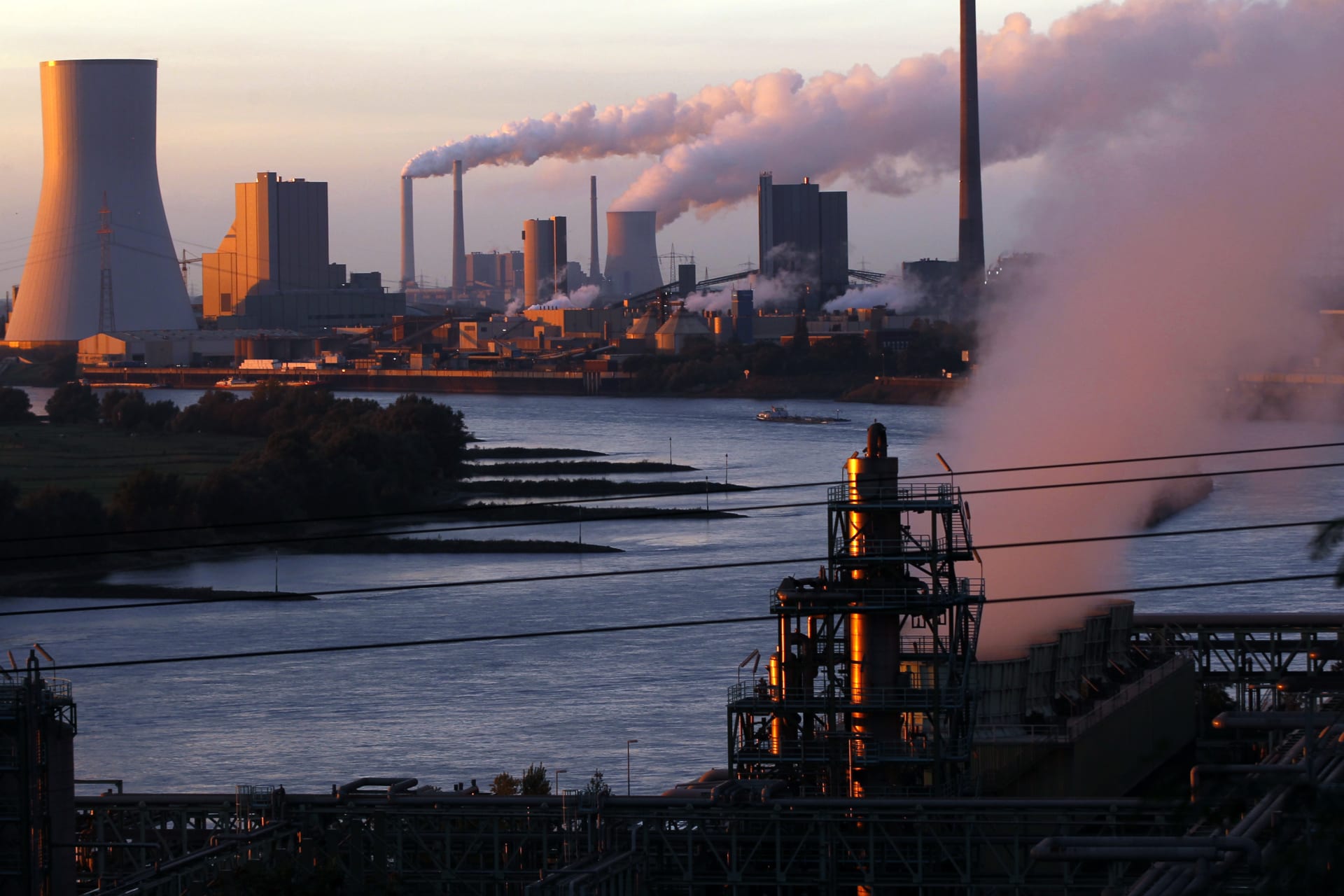 <p>A coal power plant is pictured in Walsum, a suburb of the western town of Duisburg October 2, 2012.</p>
