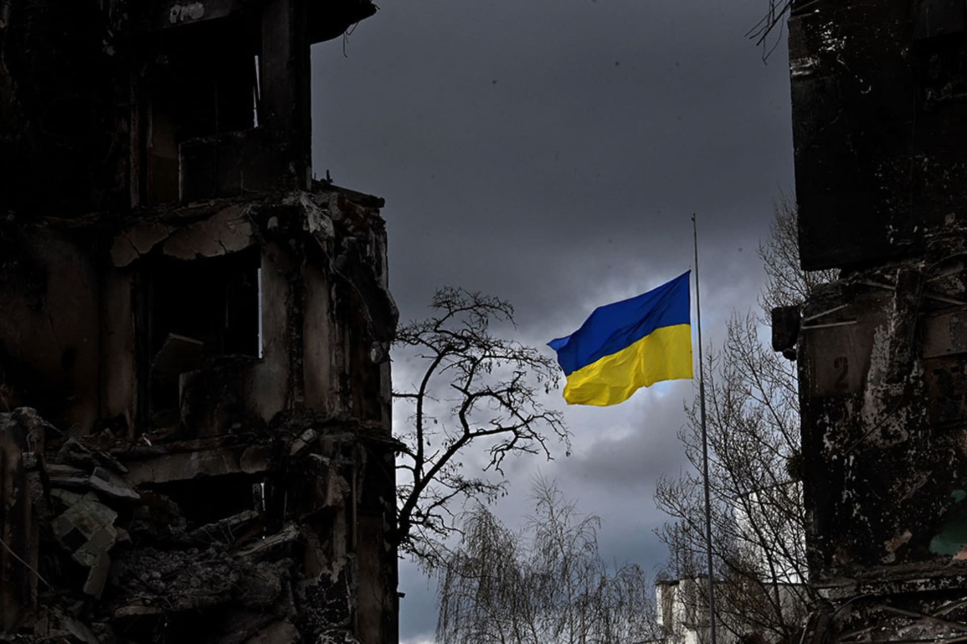 <p>The Ukrainian flag flutters amid buildings destroyed in Russia’s bombardment of the Ukrainian town of Borodianka.</p>
