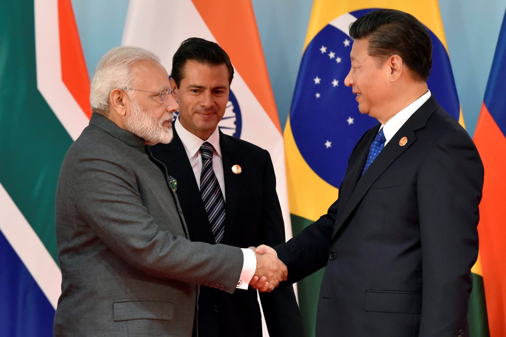 <p>Chinese President Xi Jinping and Indian Prime Minister Narendra Modi shake hands beforethe group photo session of Dialogue of Emerging Market and Developing Countries, in sideline of 2017 BRICS Summit in Xiamen.</p>
