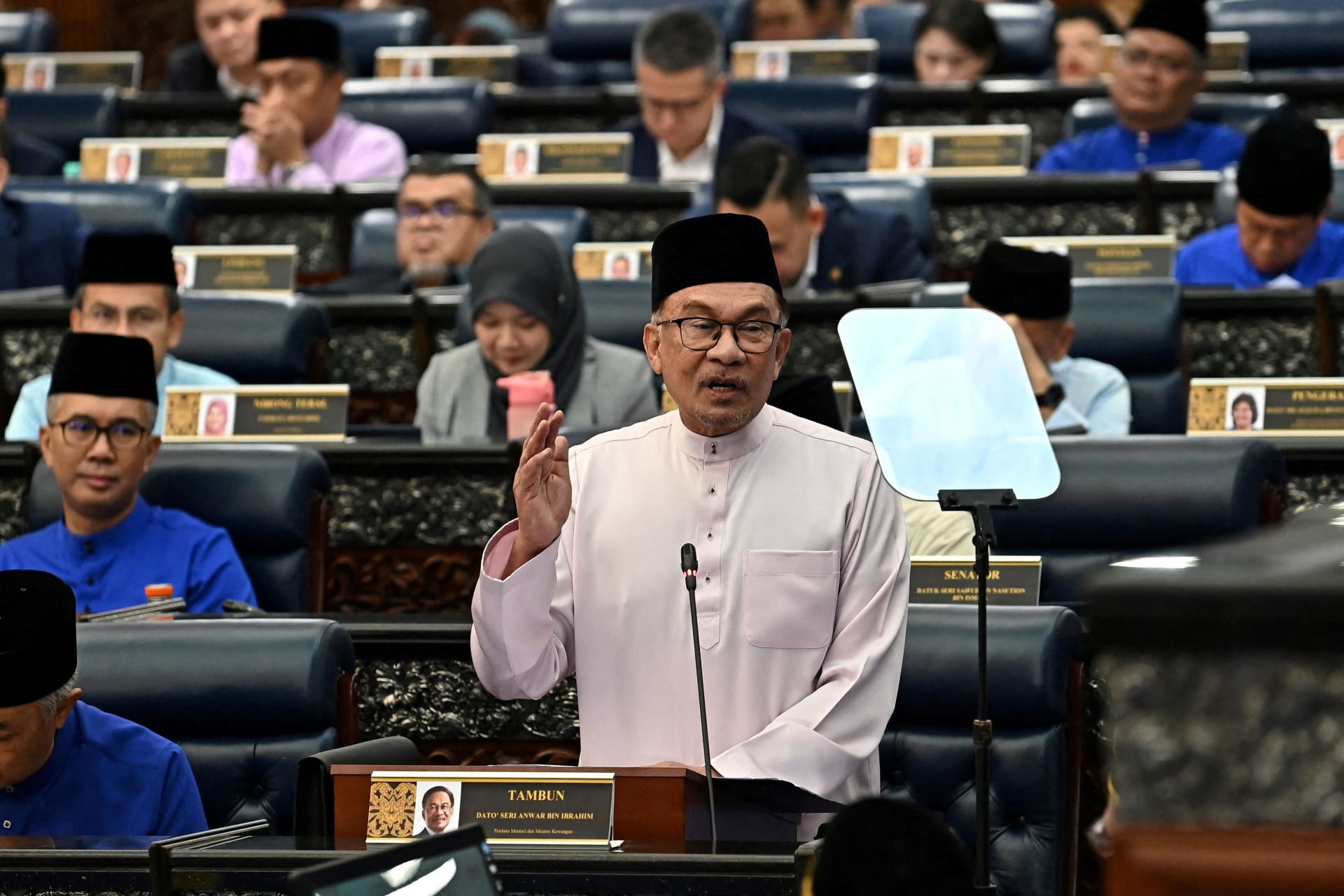 <p>Malaysia’s Prime Minister and Finance Minister Anwar Ibrahim tables the 2024 budget at the Malaysian parliament in Kuala Lumpur on October 13, 2023.</p>

